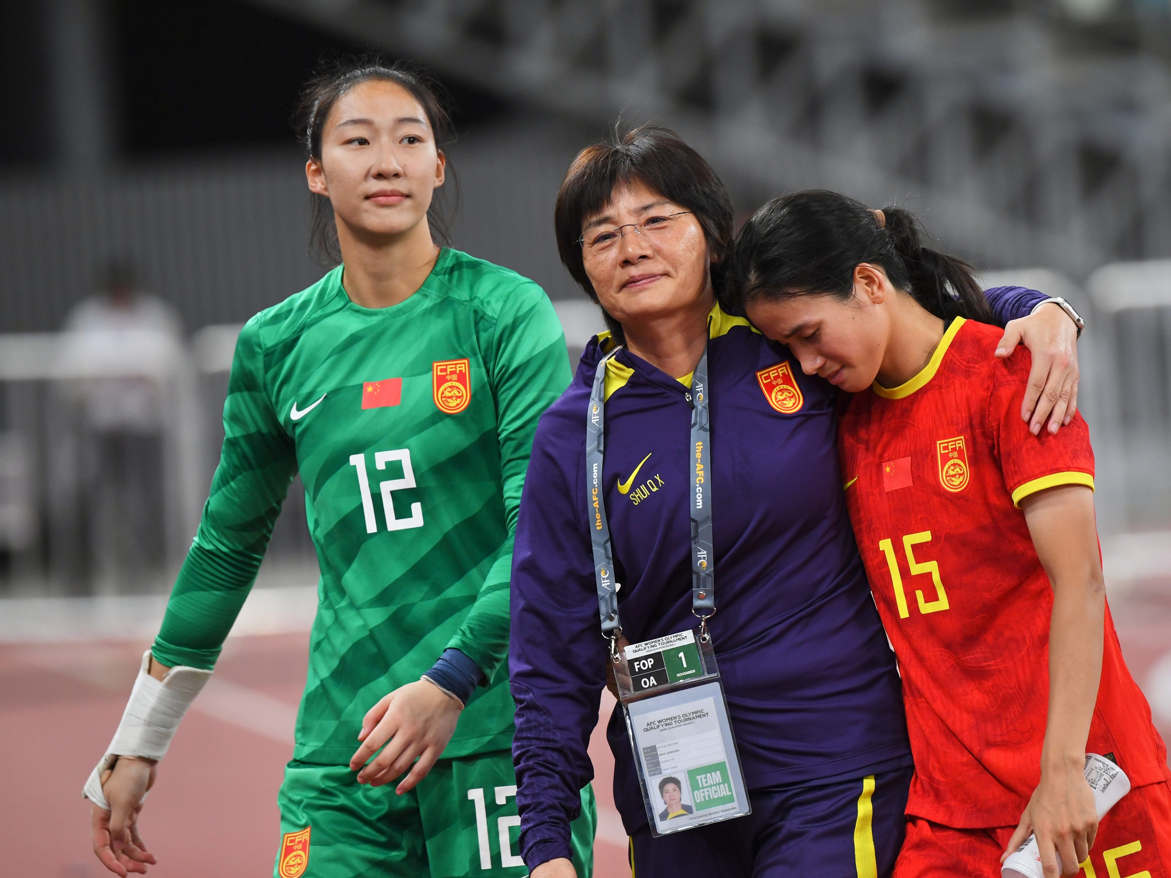China coach Shui Qingxia (centre), consoles Chen Qiaozhu (right) after a Group B AFC Women’s Olympic Asian Qualifying game against South Korea. Photo: Xinhua