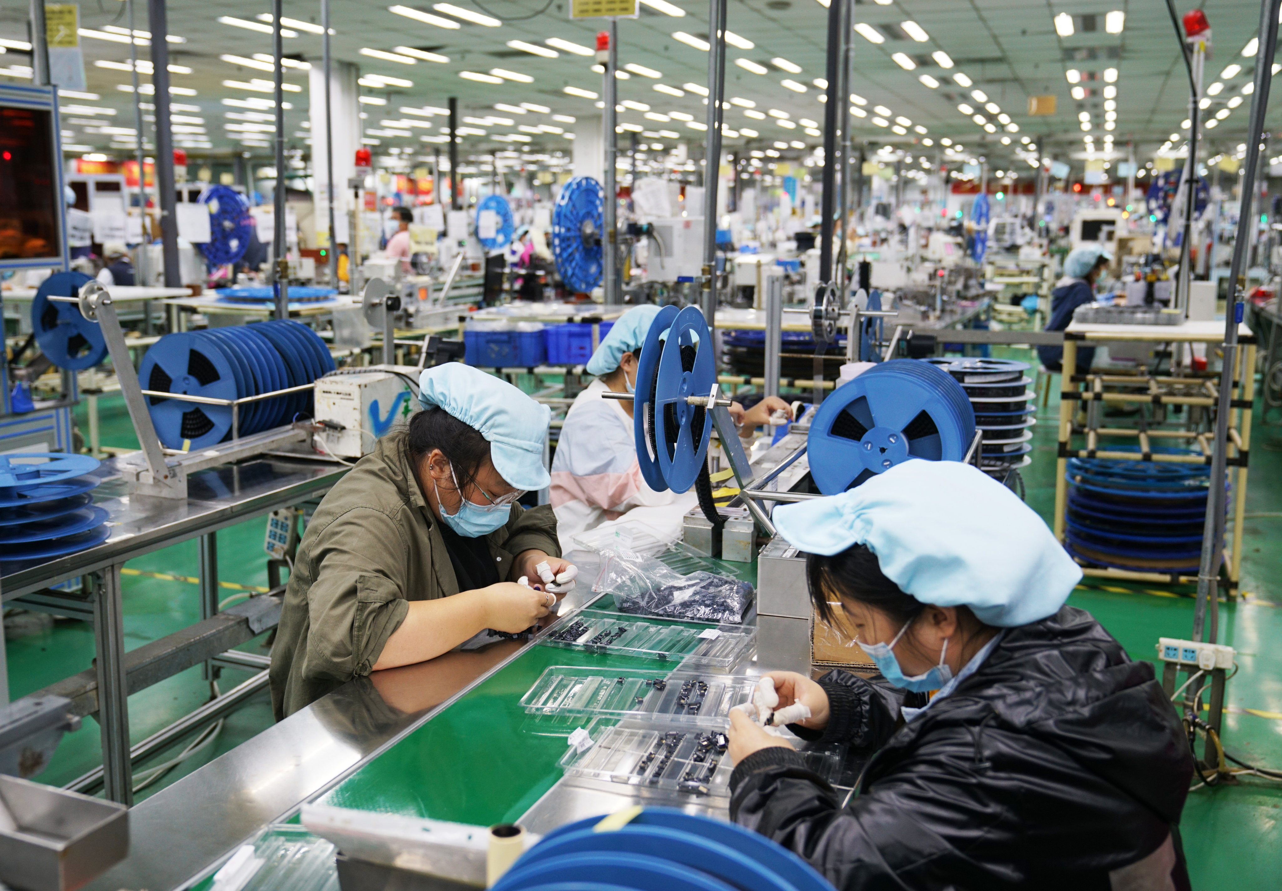 Ex-Chongqing mayor Huang Qifan said Chinese suppliers received a quarter of the gross profits from Apple outsourcing iPhone assembly to China. Photo: VCG via Getty Images