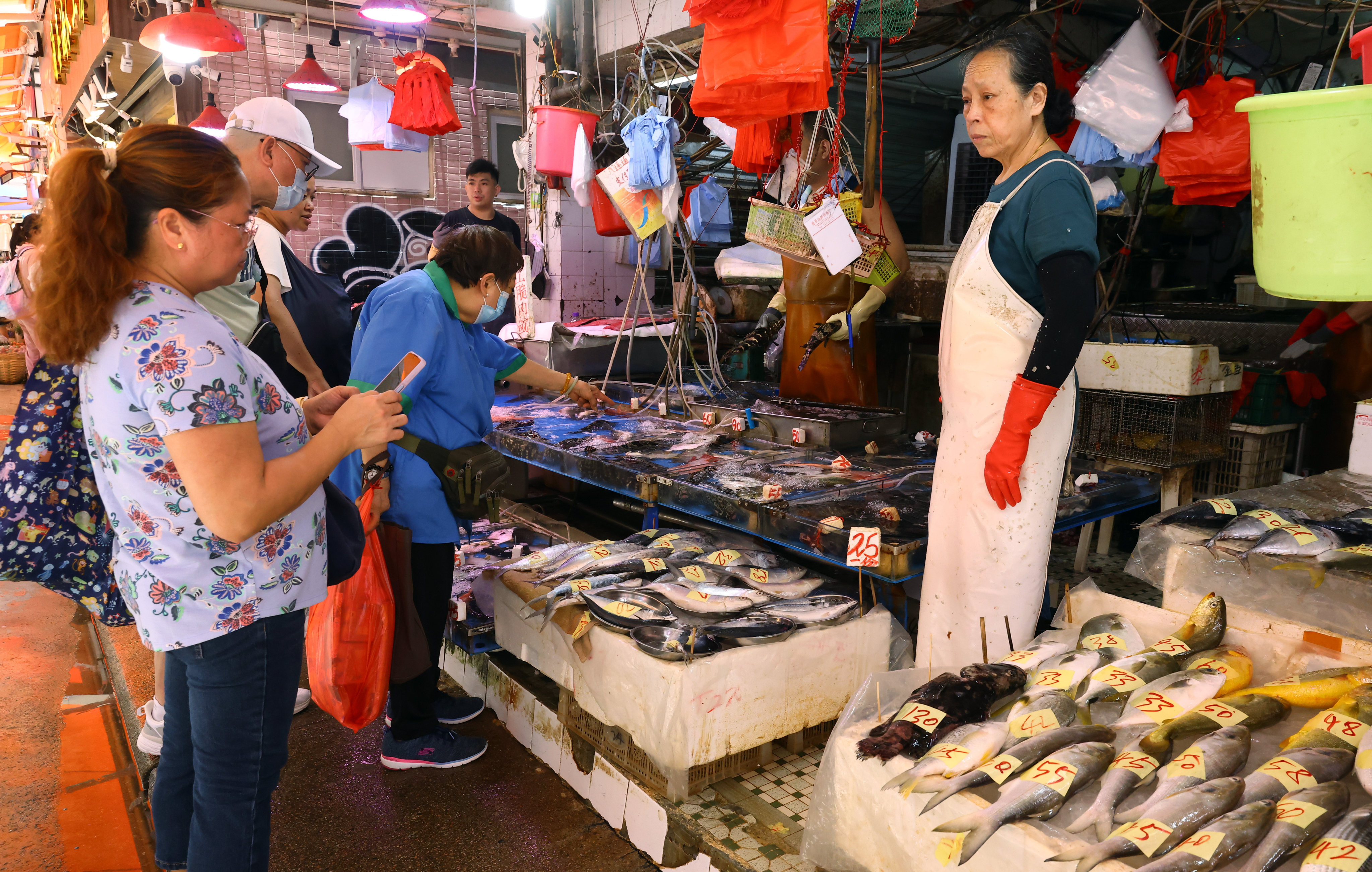 People buy fresh food at a wet market in Wan Chai. Photo: Dickson Lee