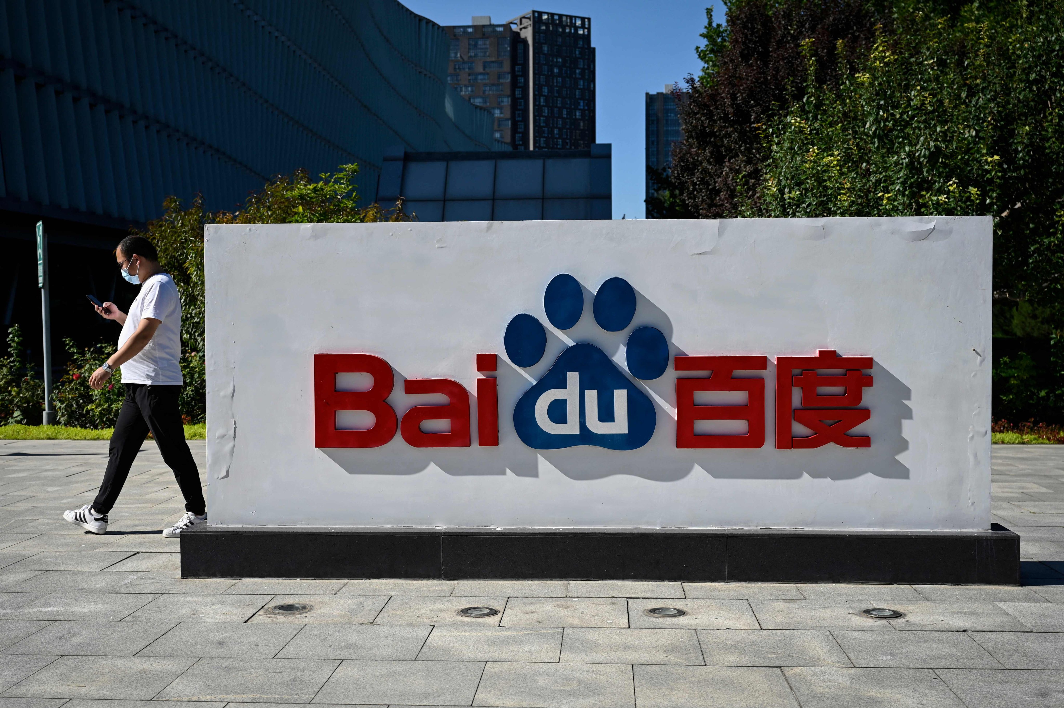 An employee walks past the company logo at Baidu’s headquarters in Beijing on September 6, 2022. Chinese internet giant Baidu on November 21, 2023 announced modest year-on-year revenue growth of 6.0 percent in the third quarter of 2023, beating analyst expectations. Photo: AFP