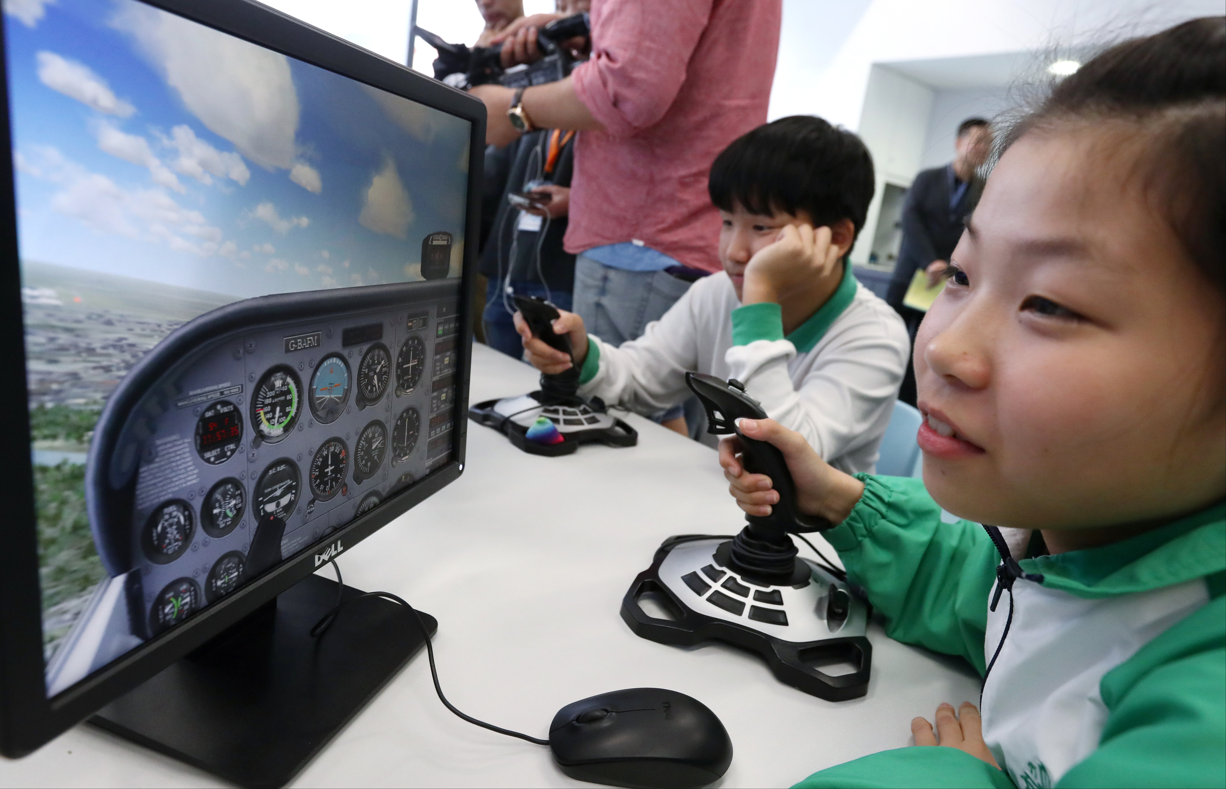 Students at SKH Holy Cross Primary School in Kowloon City take part in a flight simulation class organised by the Education Bureau in 2018. Science will take on greater importance in Hong Kong’s primary schools after the current general studies course is split into separate science and humanities classes. Photo: Nora Tam