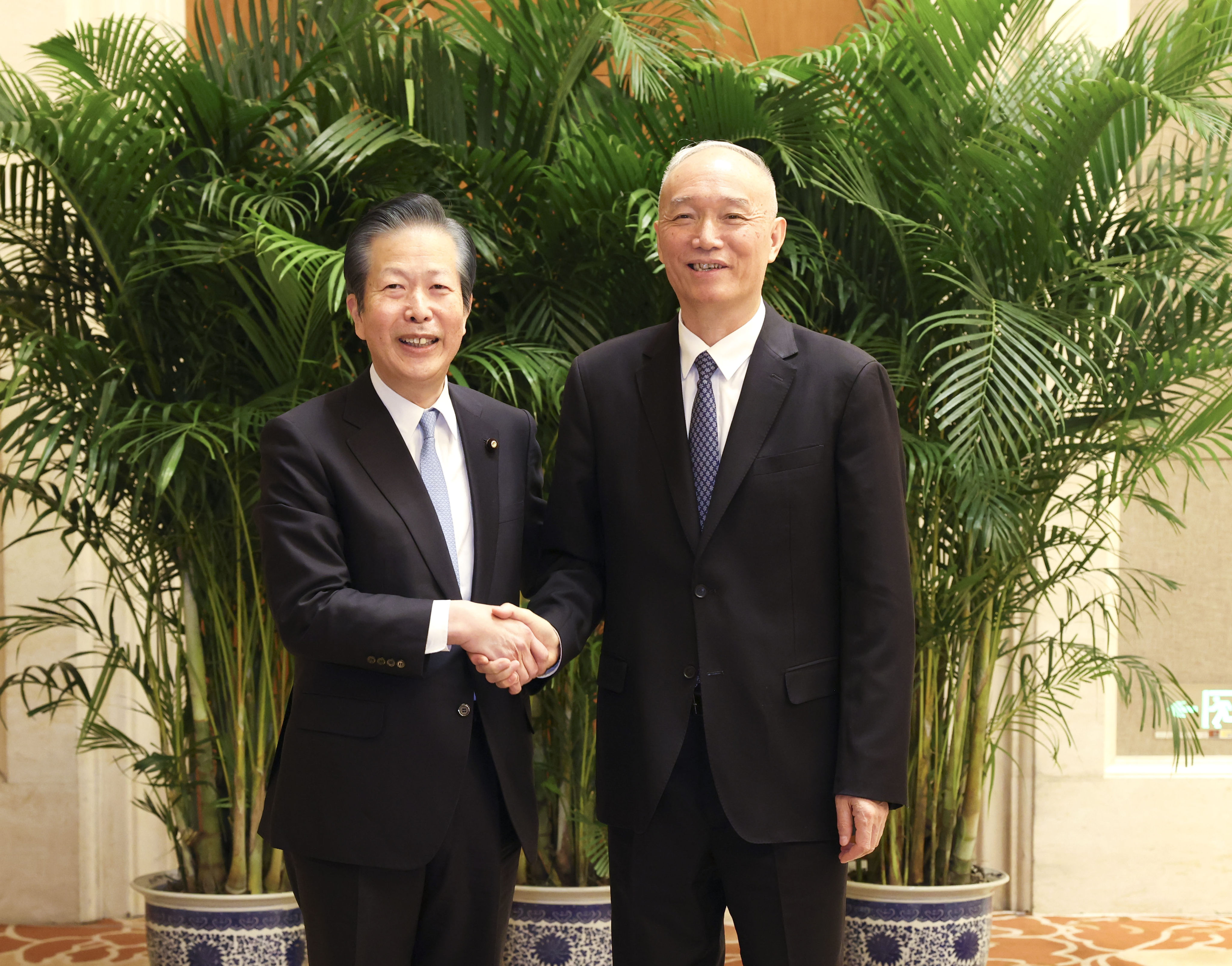 High ranking Chinese official Cai Qi (right), met a delegation led by Natsuo Yamaguchi, leader of Japan’s ruling coalition partner, the Komeito Party, in Beijing on Wednesday. Photo: Xinhua