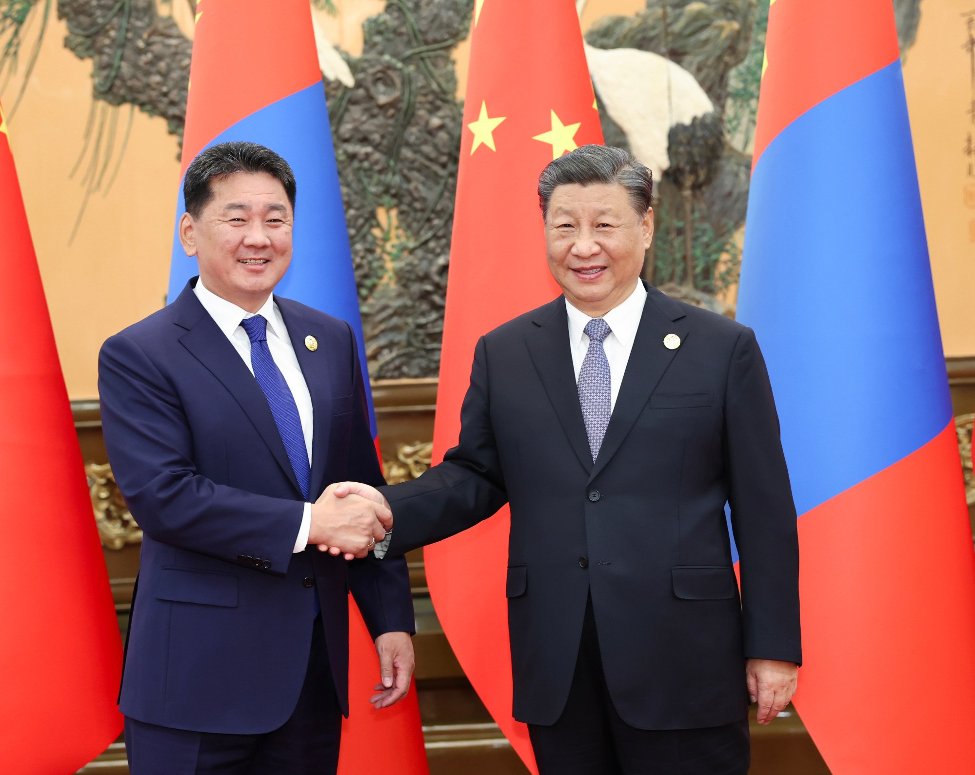 Xi Jinping with Mongolian President Ukhnaa Khurelsukh. Photo: SCMPOST