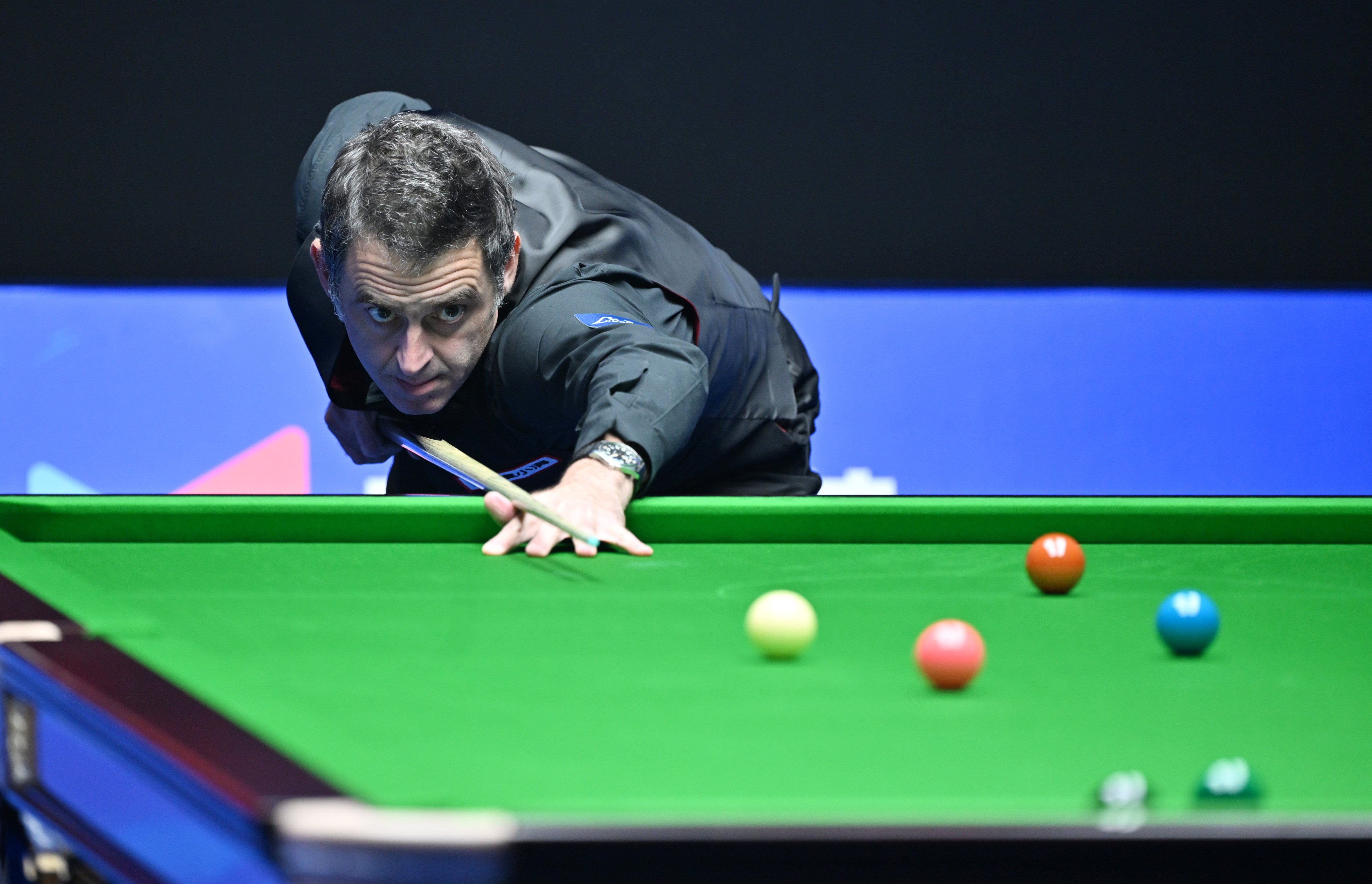 Ronnie O’Sullivan competes at the World Snooker International Championship in China’s Tianjin Municipality on, November 11, 2023. Photo: Xinhua