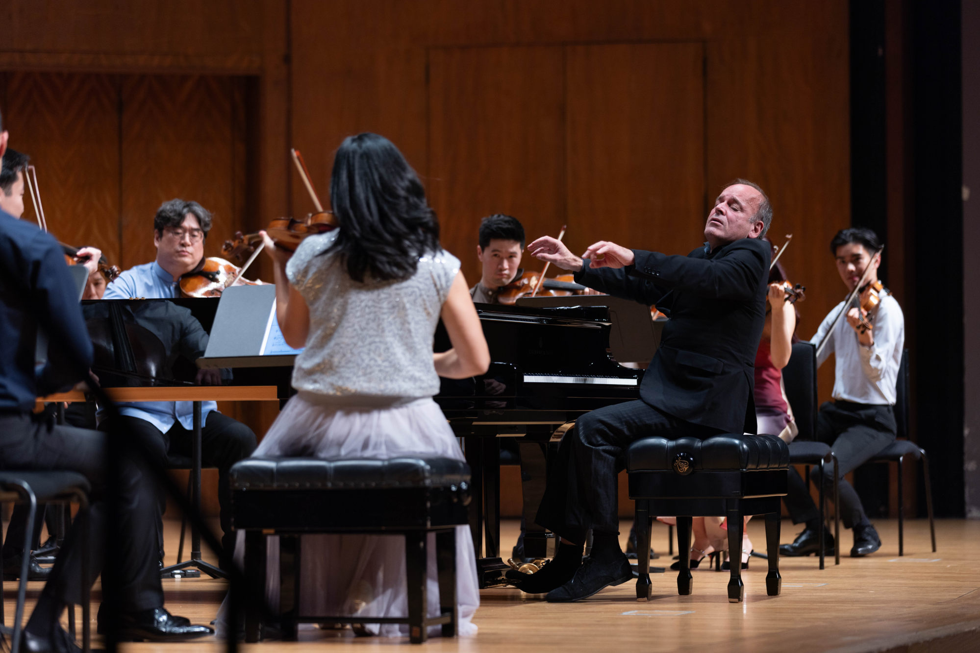 Young violin soloist captivates in Arvo Pärt work with Hong Kong string ...