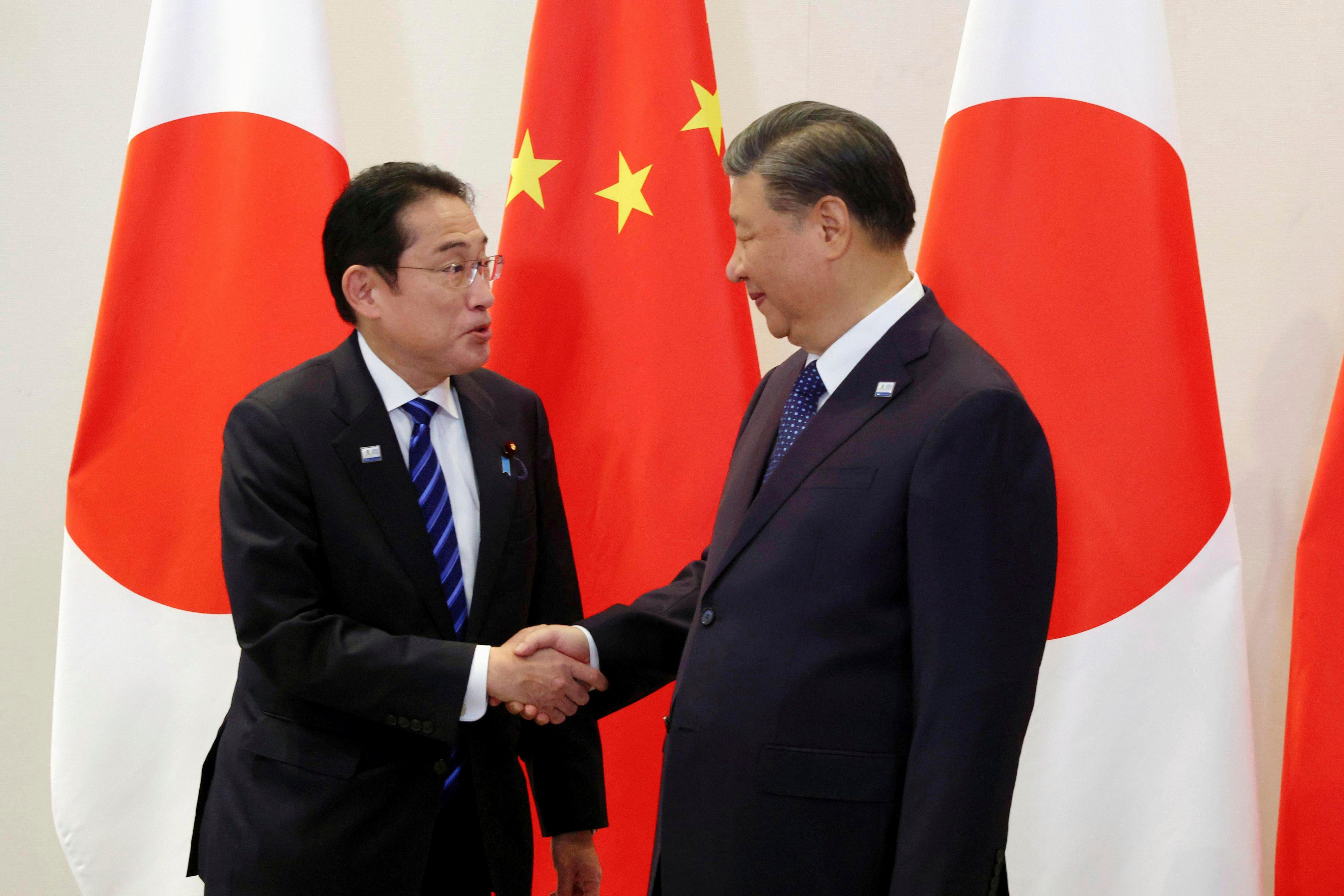 Japanese Prime Minister Fumio Kishida (left) and Chinese President Xi Jinping shake hands on the sidelines of the Apec summit in San Francisco on November 16. Photo: Kyodo News via AP