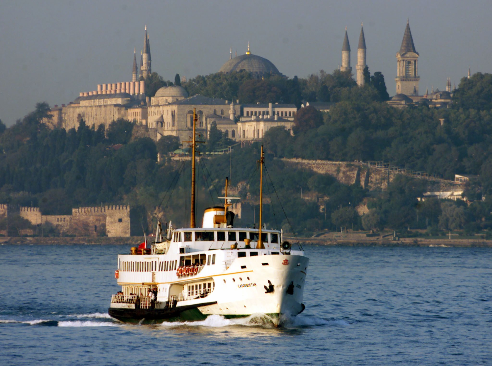 A Turkish commuter ferry sails past the Ottoman palace of Topkapi overlooking the Bosphorus straits in Istanbul. Photo: Reuters