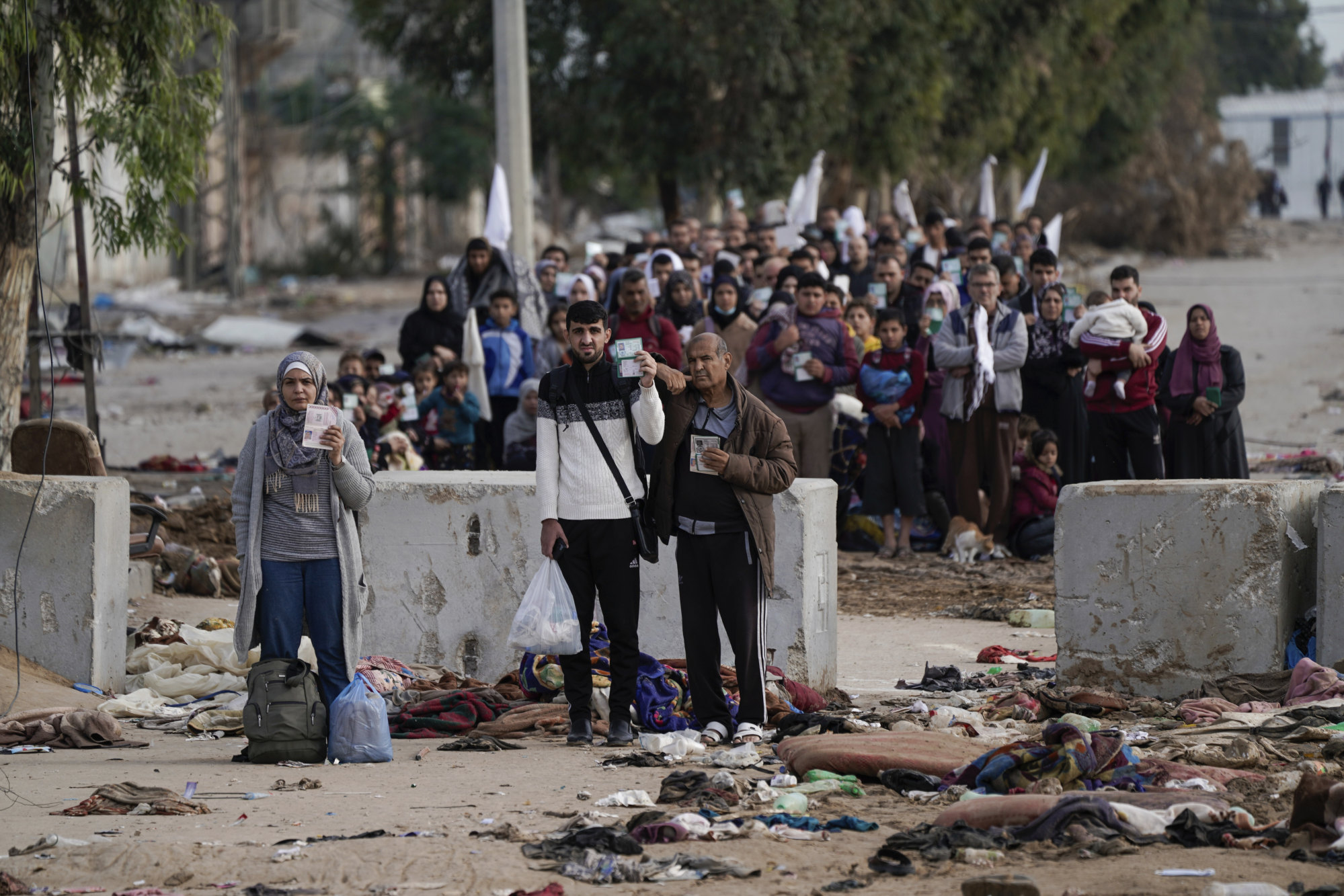 Palestinians flee to the southern Gaza Strip, on the outskirts of Gaza City. Photo: AP