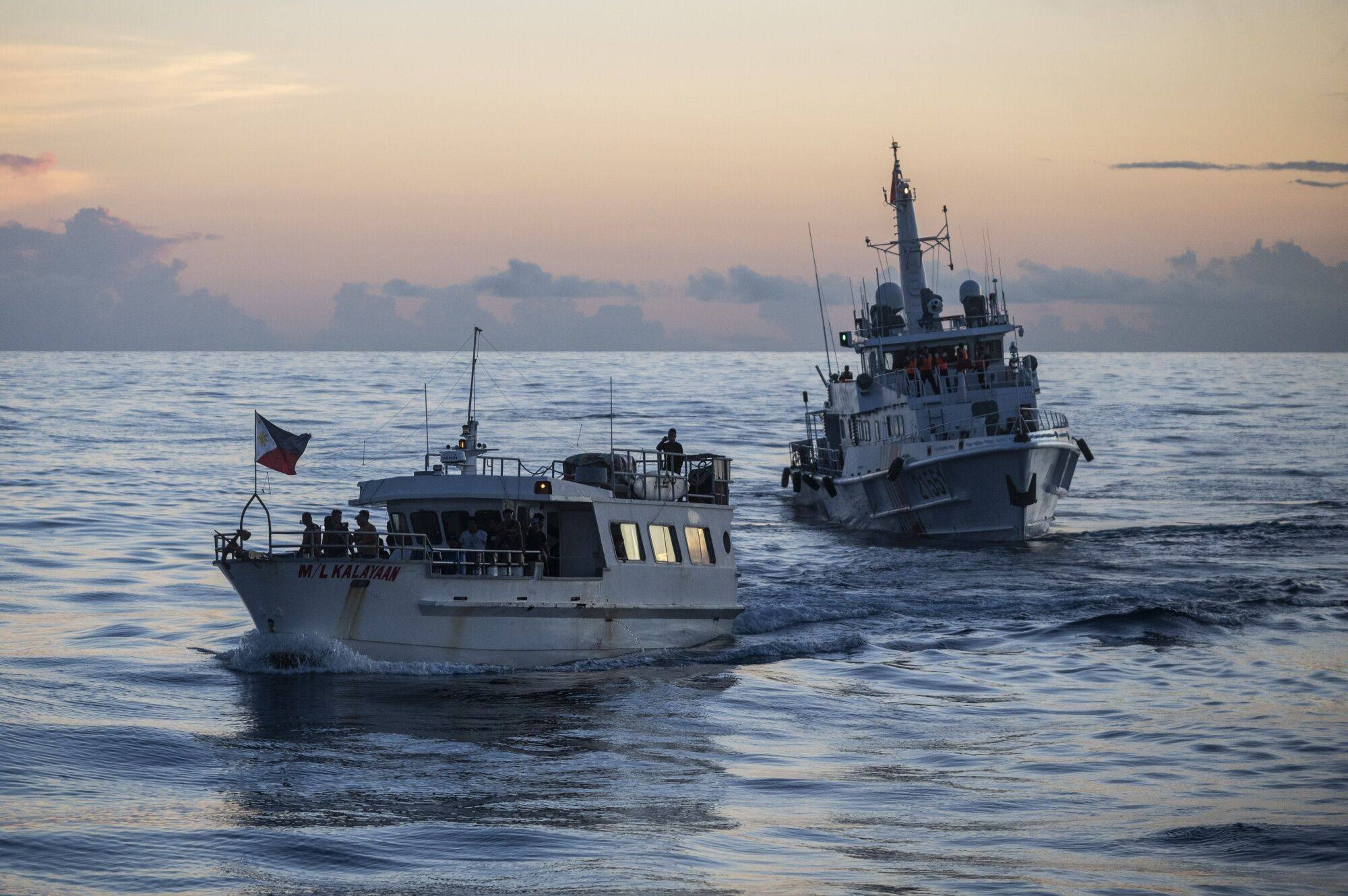 A Philippine boat on a resupply mission to the BRP Sierra Madre manoeuvres past a Chinese coastguard ship near the Second Thomas Shoal in the disputed South China Sea on November 10. Photo: Bloomberg