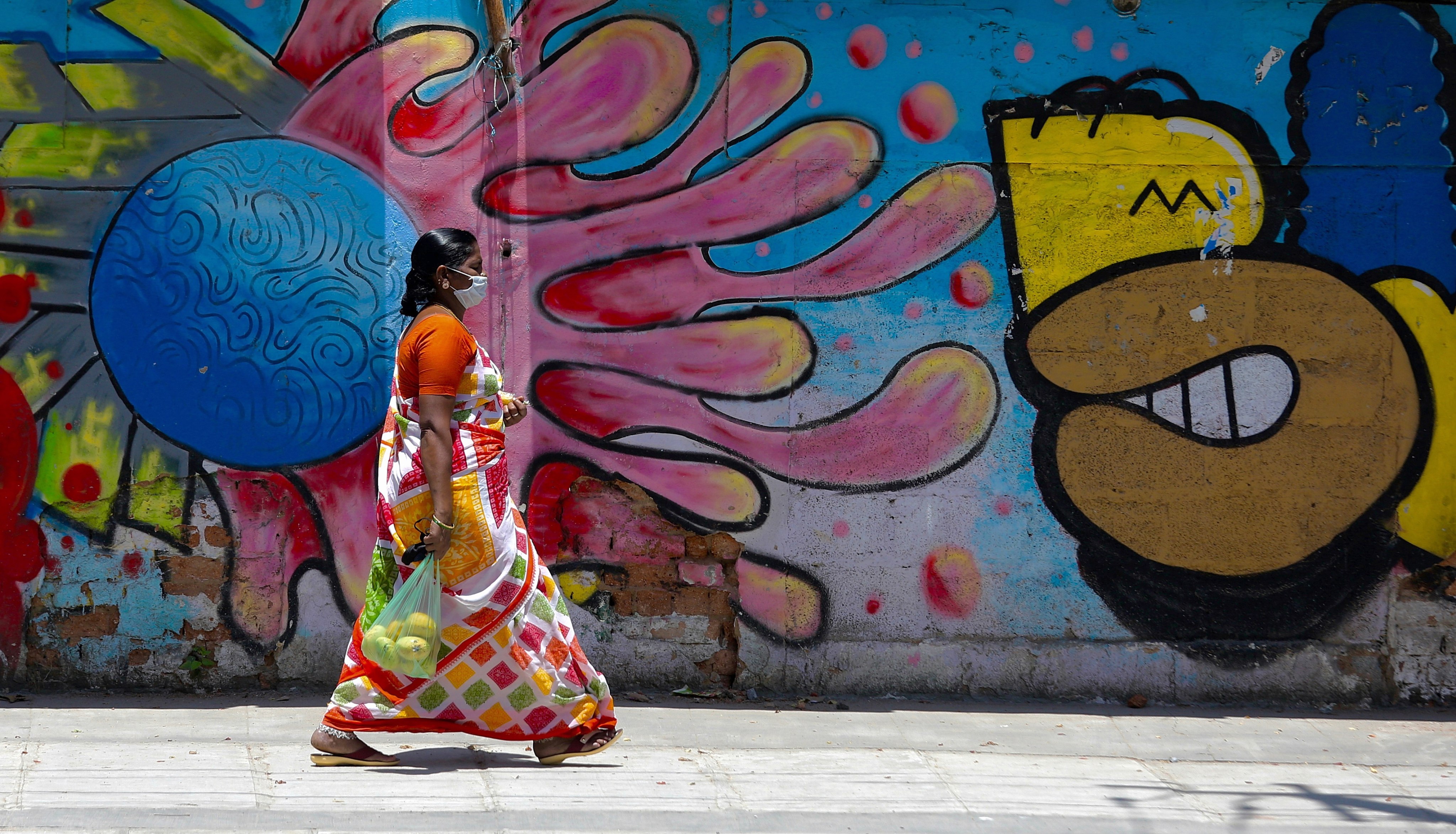 An Indian woman walks outdoors after the end of Bangalore’s lockdown, on May 15, 2020. Photo: EPA-EFE 