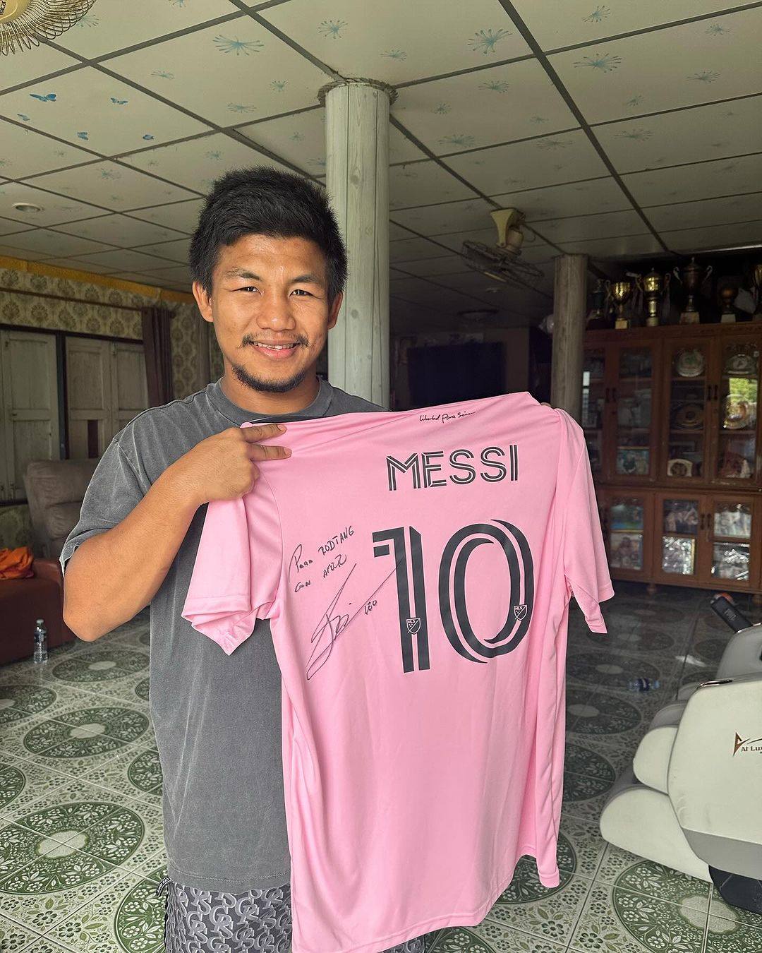 Rodtang Jitmuangnon shows off his signed Lionel Messi shirt. Photo: Instagram/@rodtang_jimungnon
