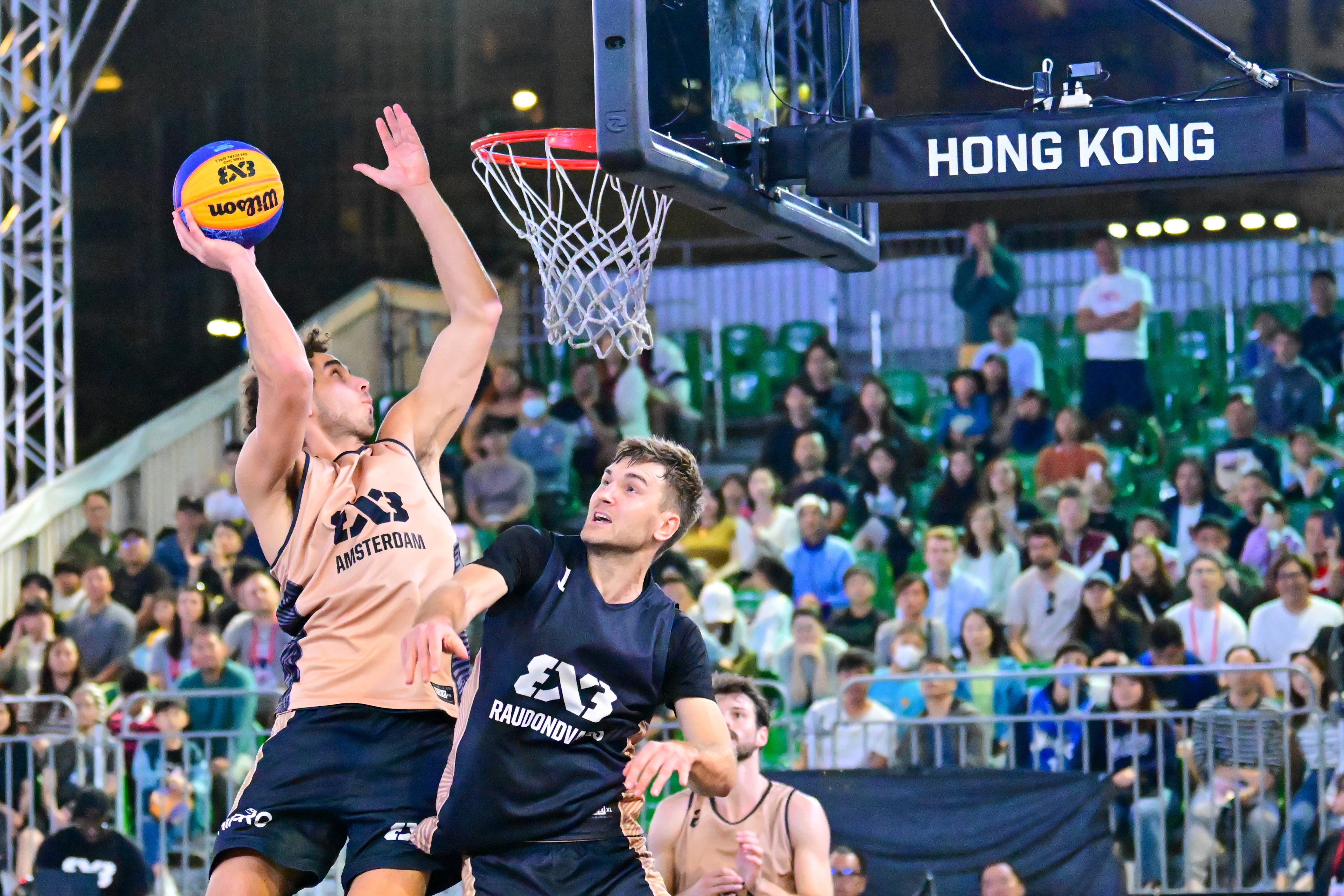 Jan Driessen (left) of Amsterdam HiPRO goes for a lay-up during Sunday’s Hong Kong Masters final against Raudondvaris Hoptrans. Photo: Xinhua