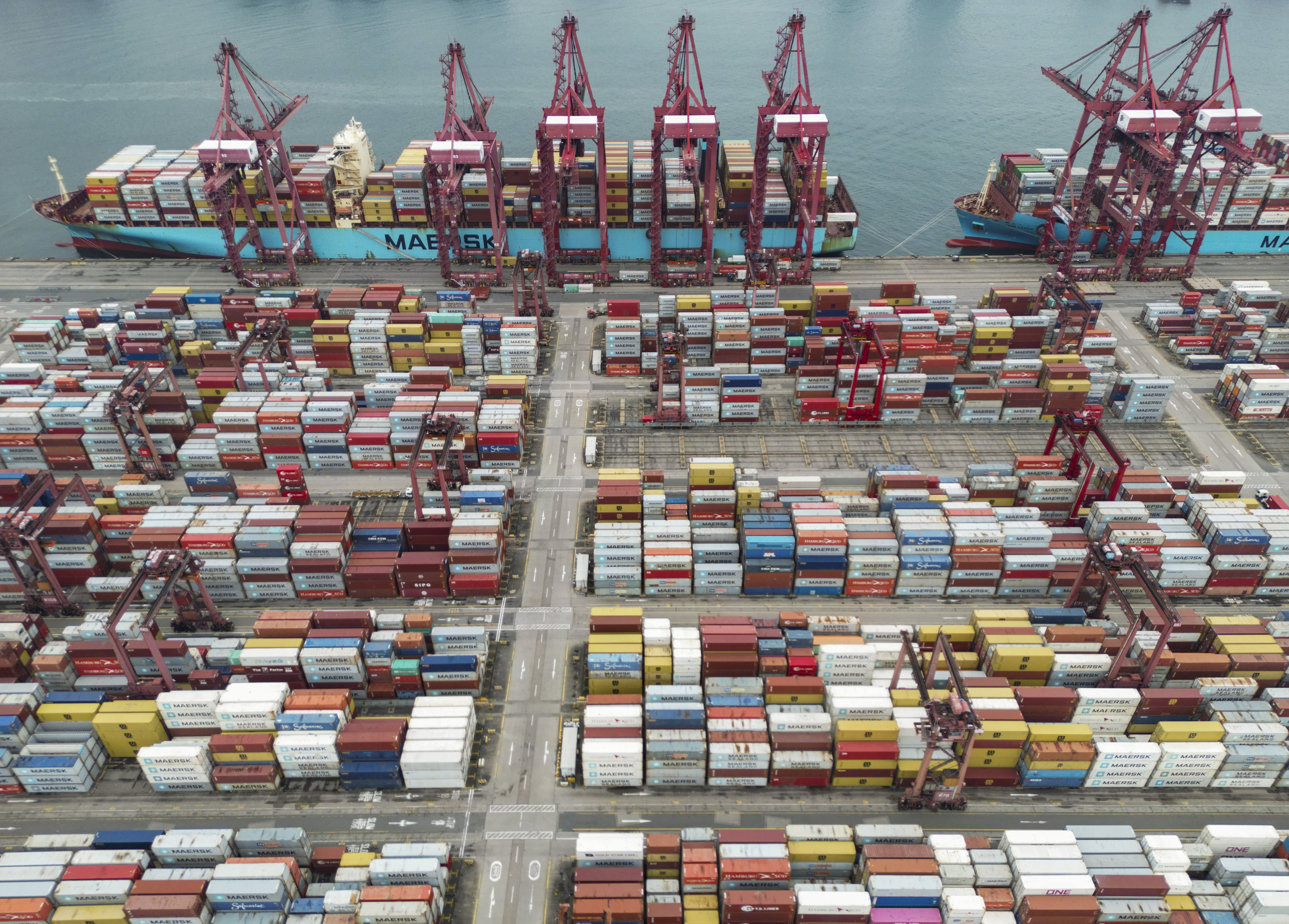 The value of goods sold abroad rose to HK$379.9 billion in October, with imports increasing by 2.6 per cent to HK$405.6 billion. Photo: Dickson Lee