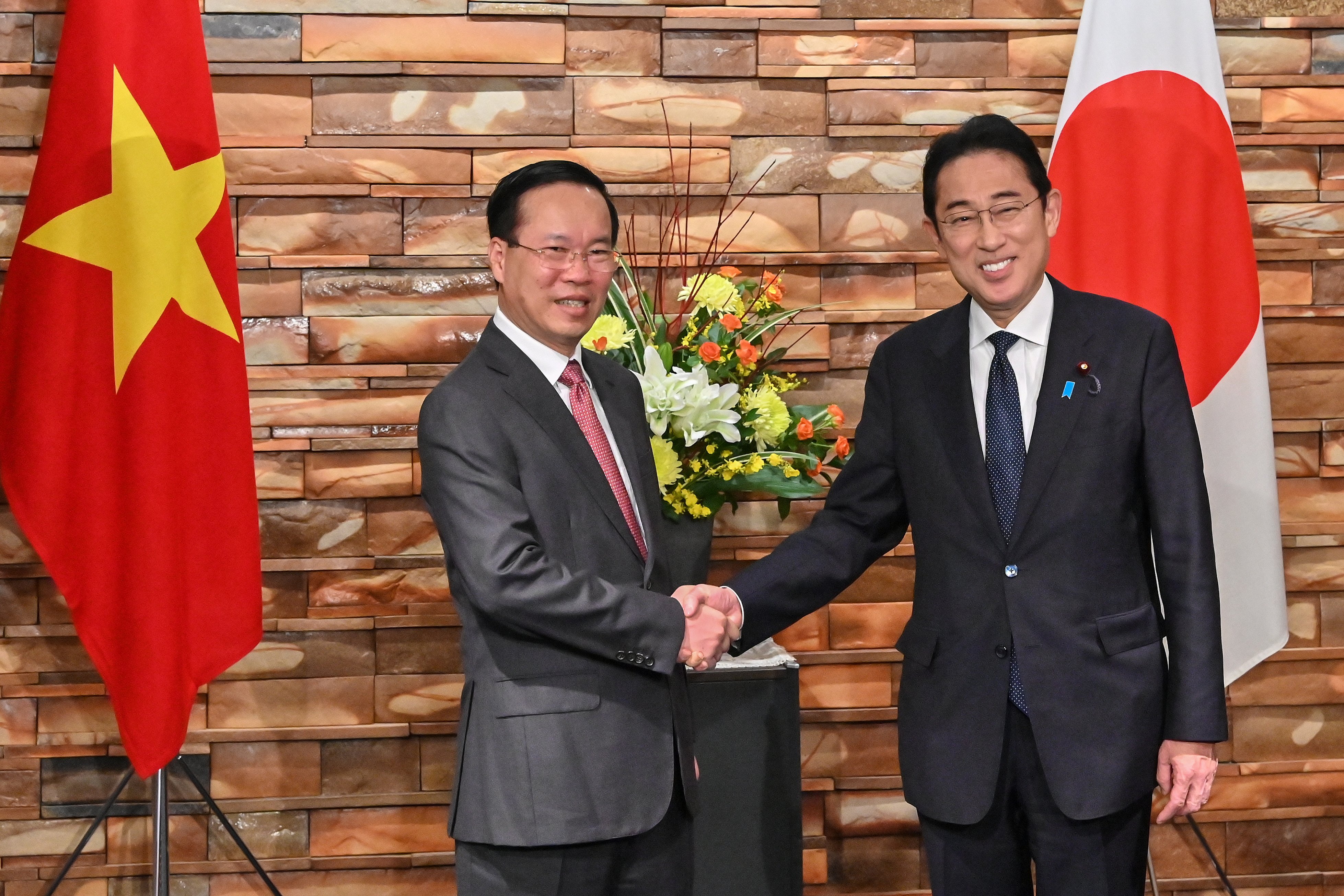 Vietnamese President Vo Van Thuong (left) shakes hands with Fumio Kishida during a visit to the Japanese prime minister’s official residence in Tokyo on Monday. Photo: EPA-EFE