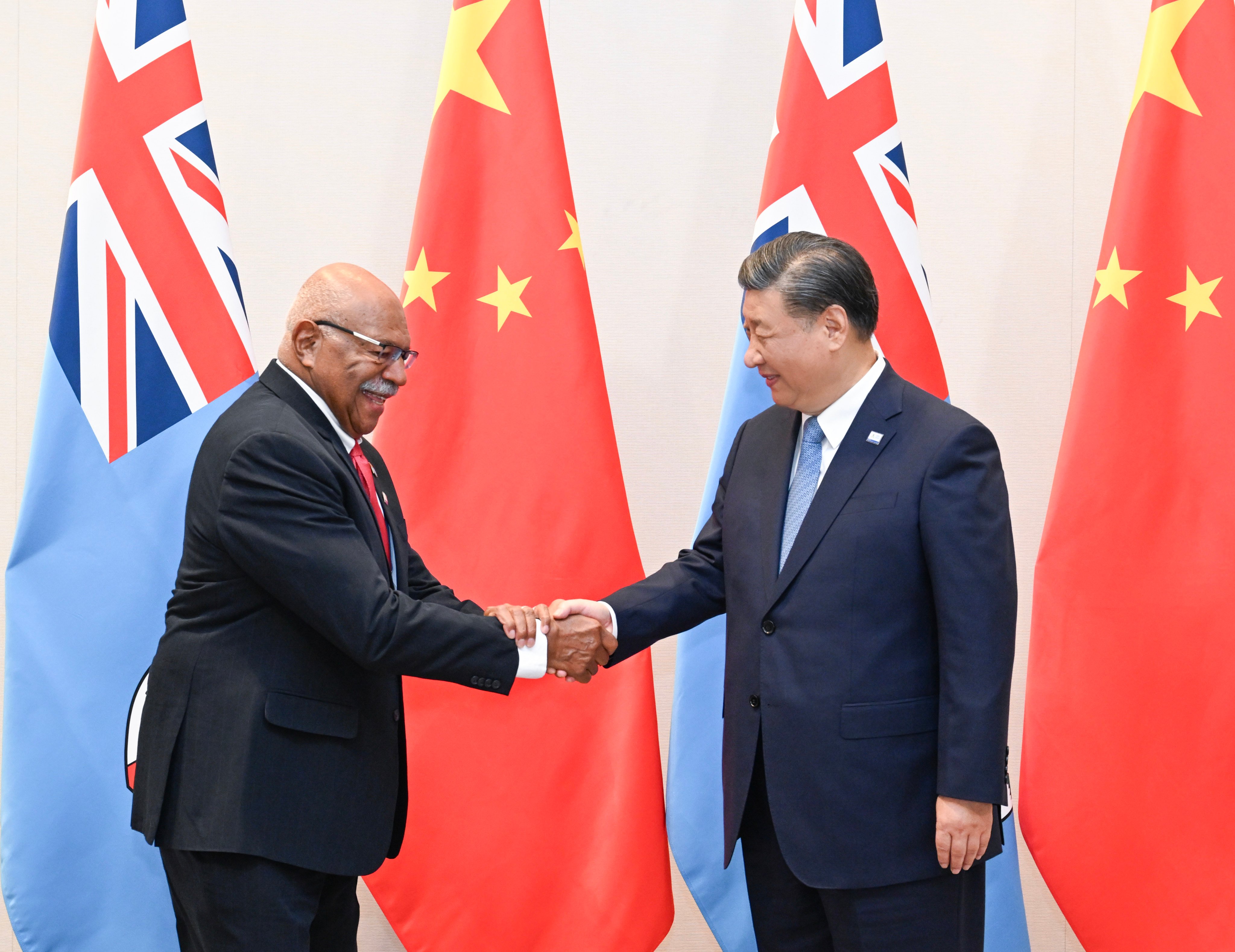 (231116) -- SAN FRANCISCO, Nov. 16, 2023 (Xinhua) -- Chinese President Xi Jinping meets with Fijian Prime Minister Sitiveni Rabuka in San Francisco, the United States, Nov. 16, 2023. (Xinhua/Rao Aimin)