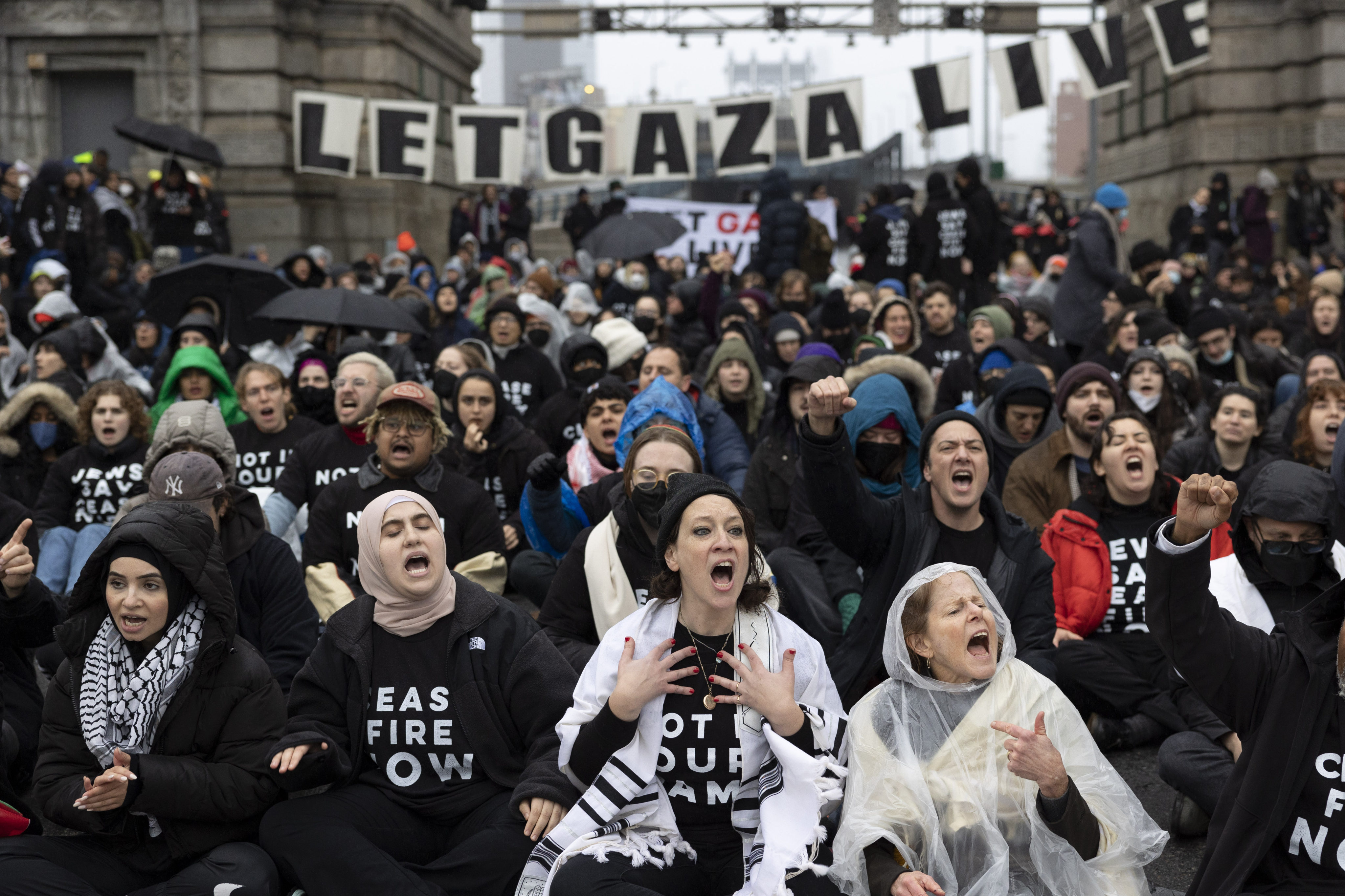 More than 1,000 protesters belonging to Jewish Voice For Peace blockade the Manhattan Bridge in New York and call for a permanent ceasefire in Gaza, on November 26. Photo: dpa