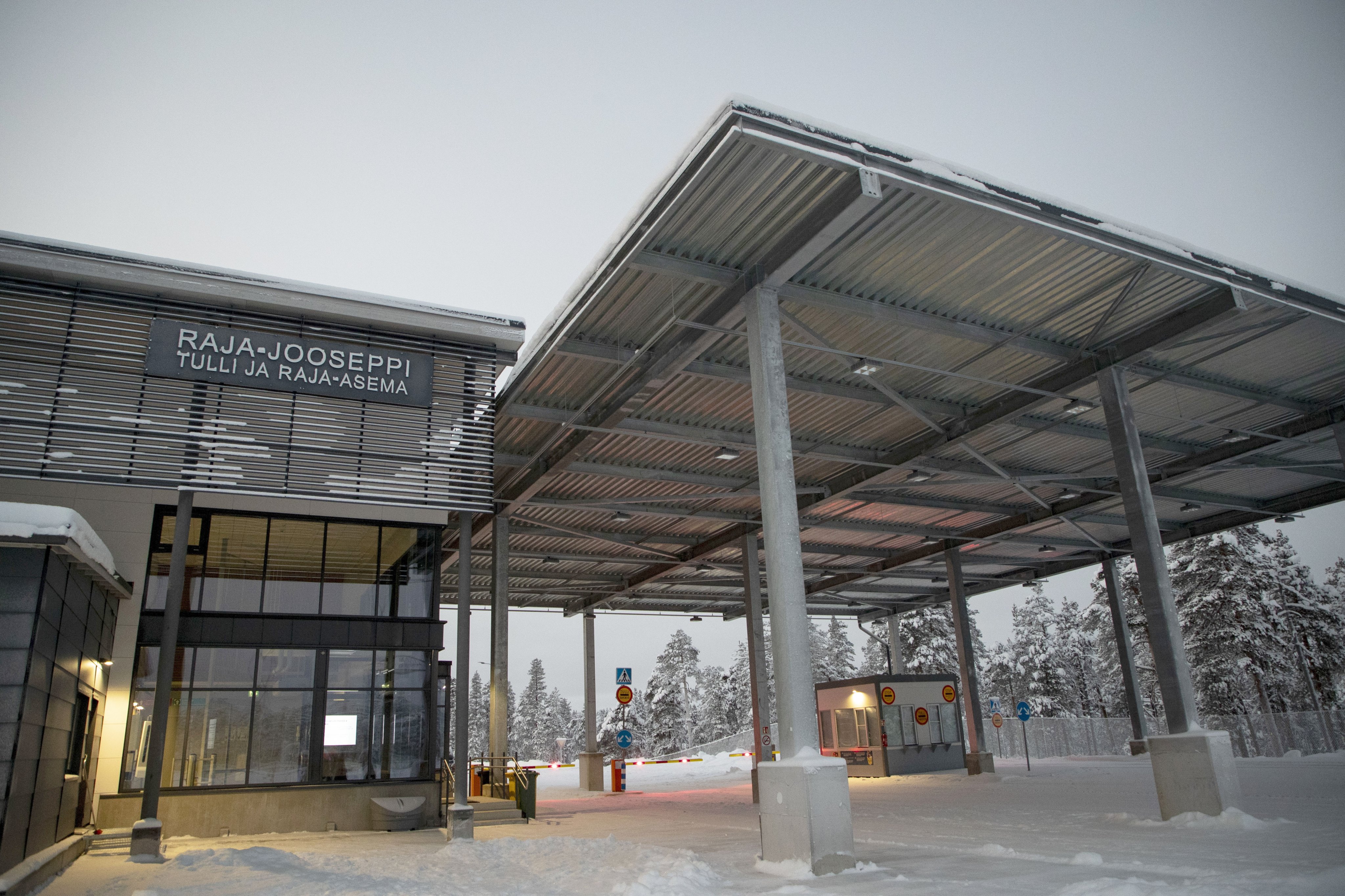The Raja-Jooseppi border station in Lapland, northern Finland, is the only station on the border between Finland and Russia that is open to traffic on Tuesday. Photo: EPA-EFE