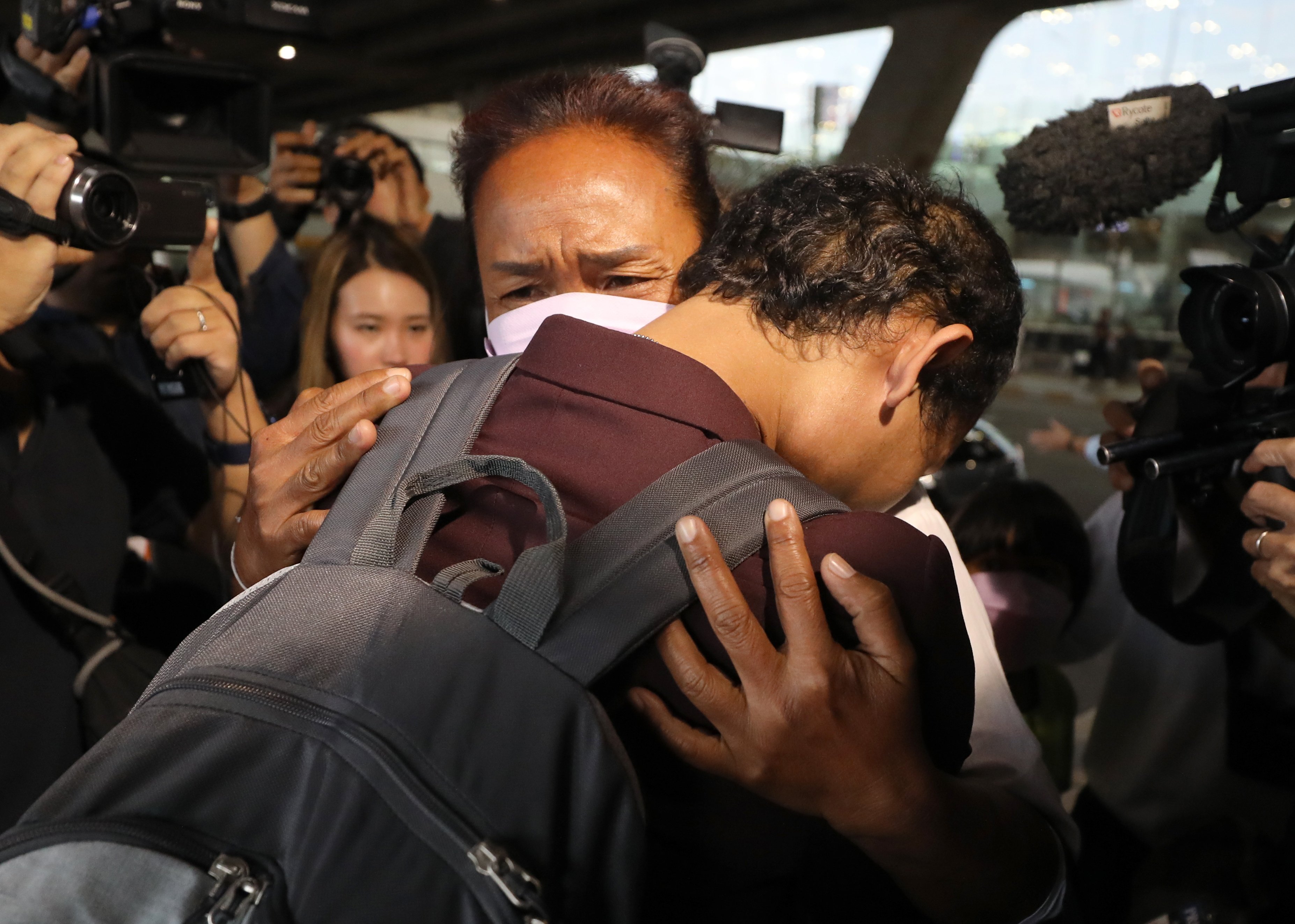 Thai migrant worker Phonsawan Pinakalo (L), who was taken hostage by the Palestinian militan group Hamas,, hugs his mother as a group of released Thai hostages arrives from Israel at Bangkok’s Suvarnabhumi Airport on Thursday. Photo: EPA-EFE