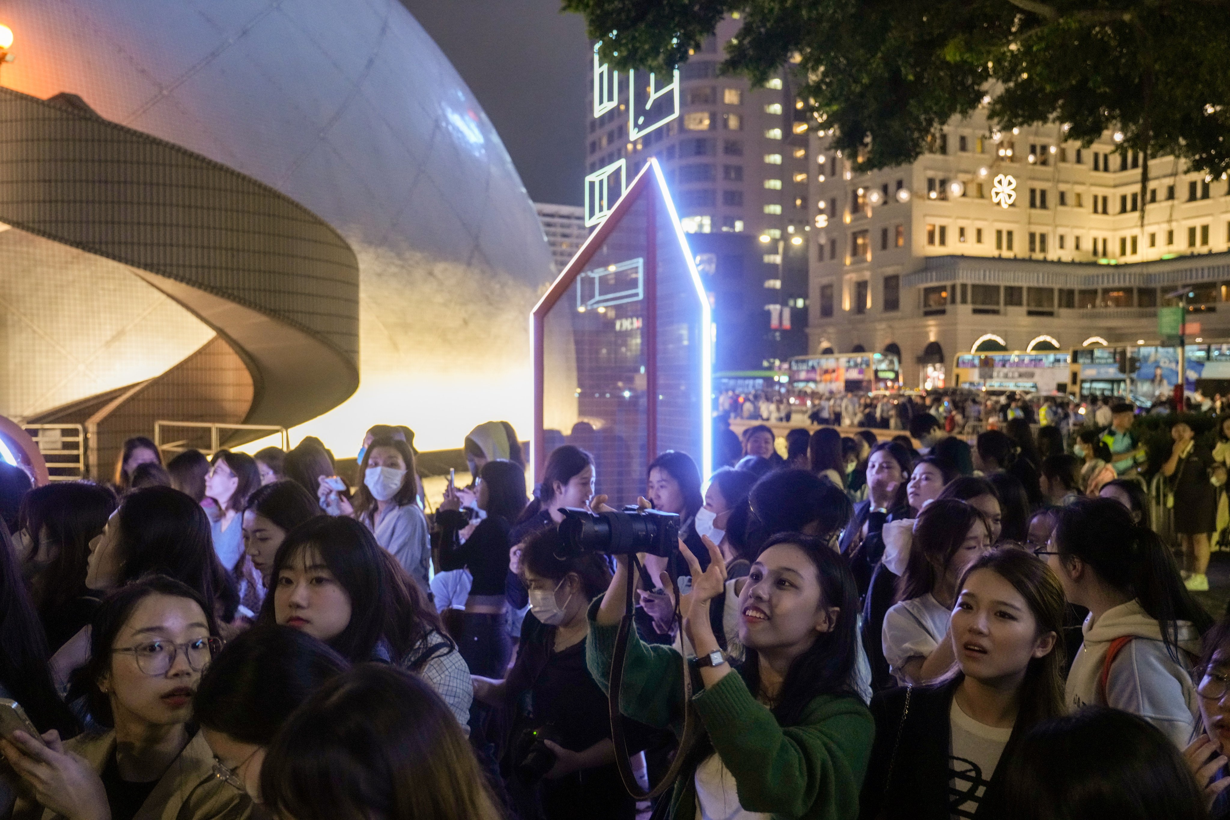 Crowds throng around the Avenue of Stars venue for a star=studded Louis Vuitton fashon show on Thursday night. Photo: Sam Tsang