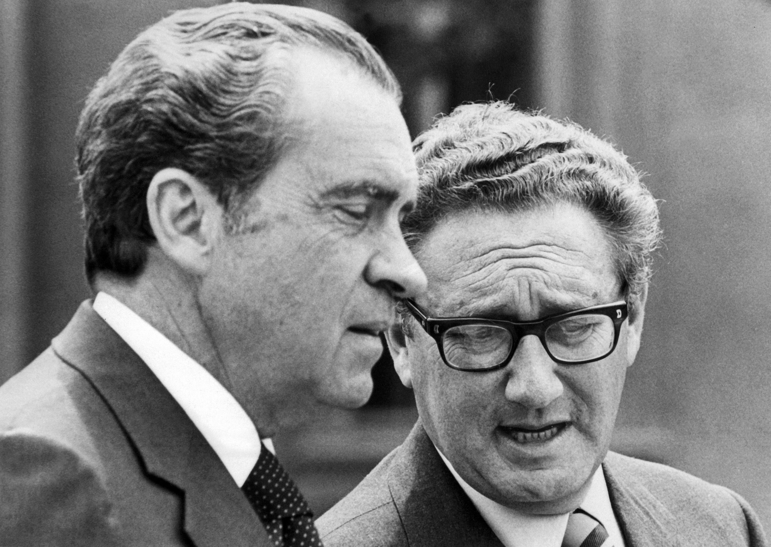 Richard Nixon (L) speaks with Henry Kissinger in Salzburg, May 1972 . Photo: AFP