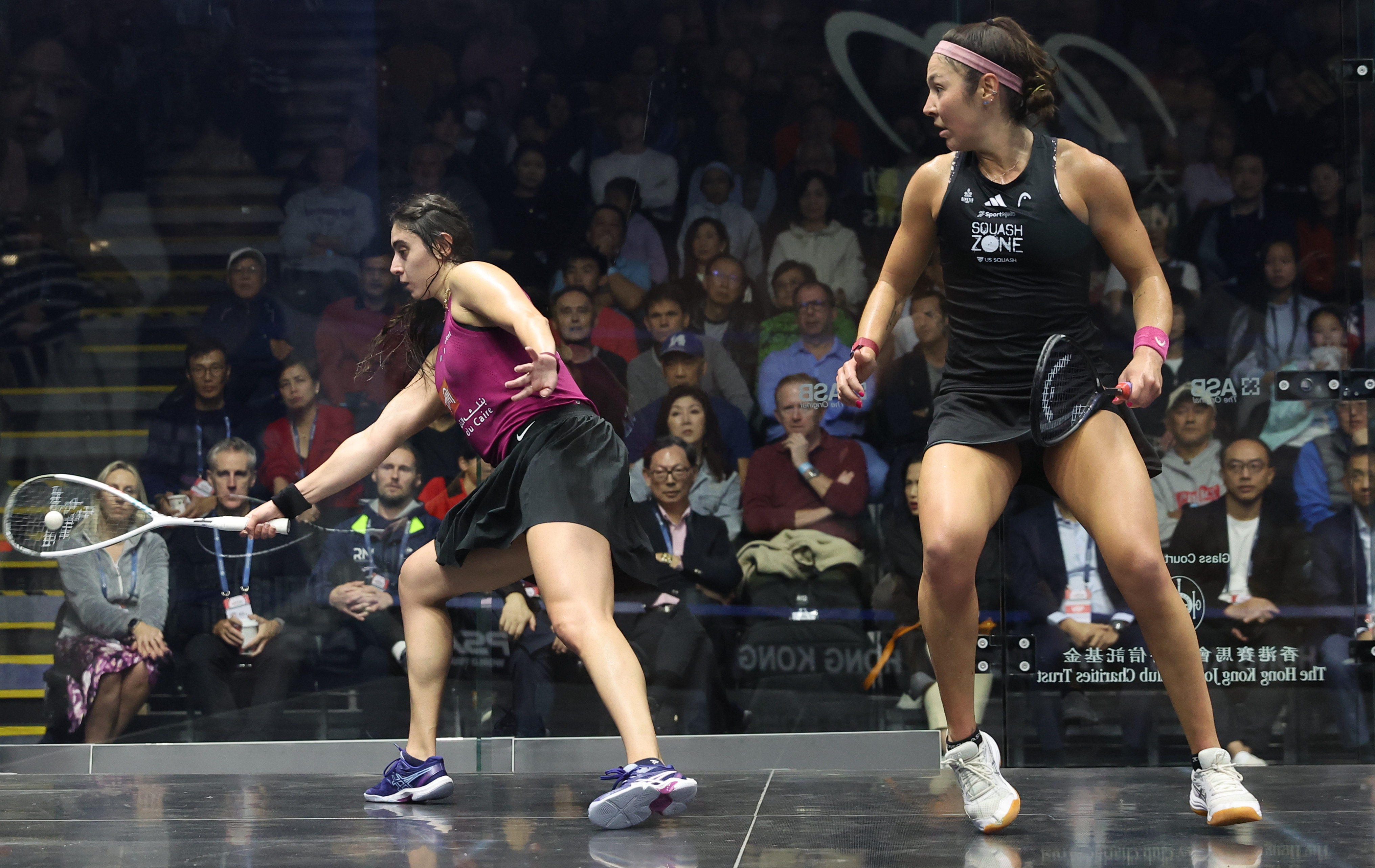 Amanda Sobhy (right) and
Nour El Sherbini battle it out in the semi-finals of the Hong Kong Squash Open. Photo: Edmond So