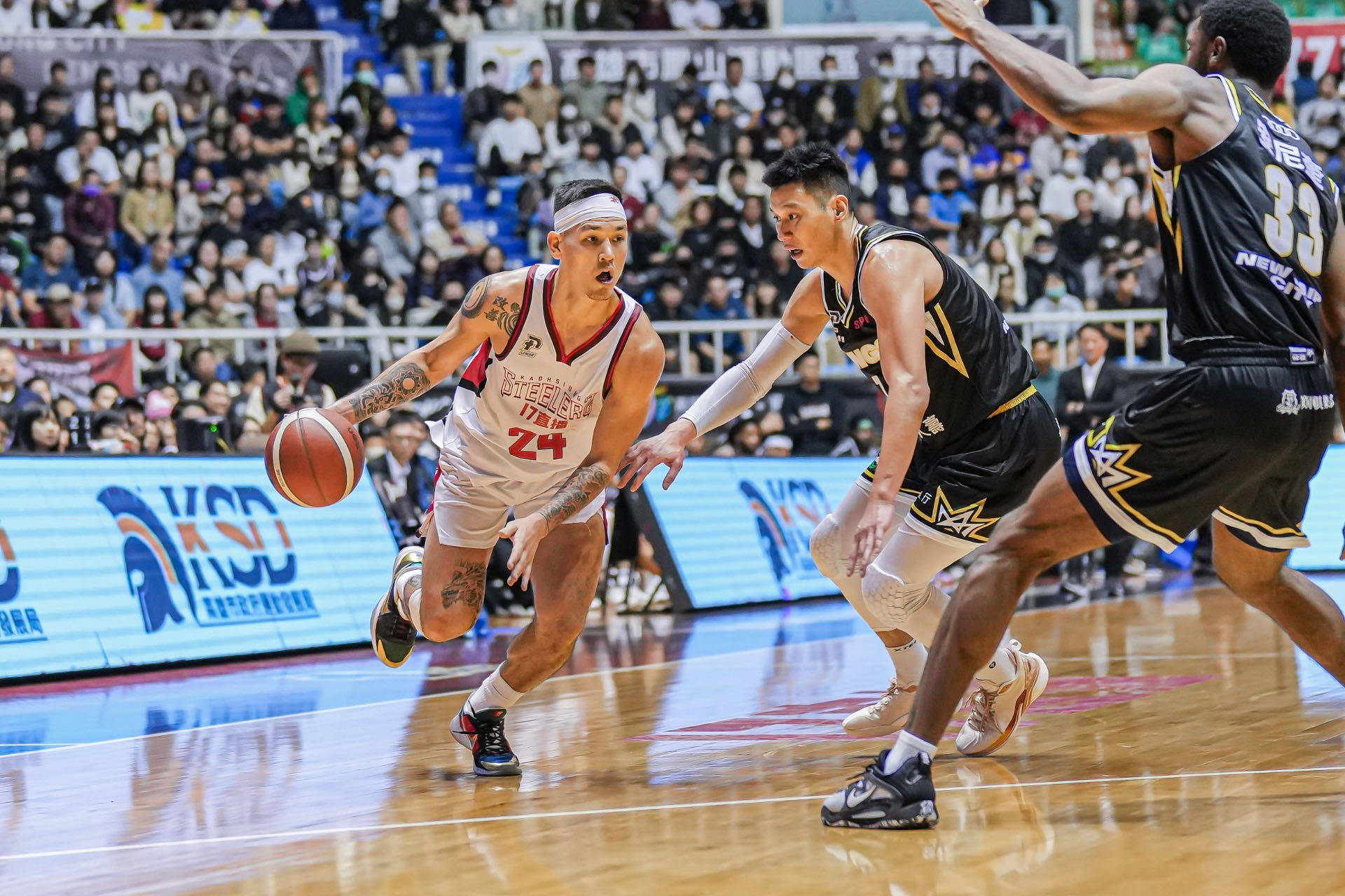 Glen Yang (left) dribbles past Jeremy Lin (middle) during his P League+ debut on Sunday. Photo: Kaohsiung 17Live Steelers