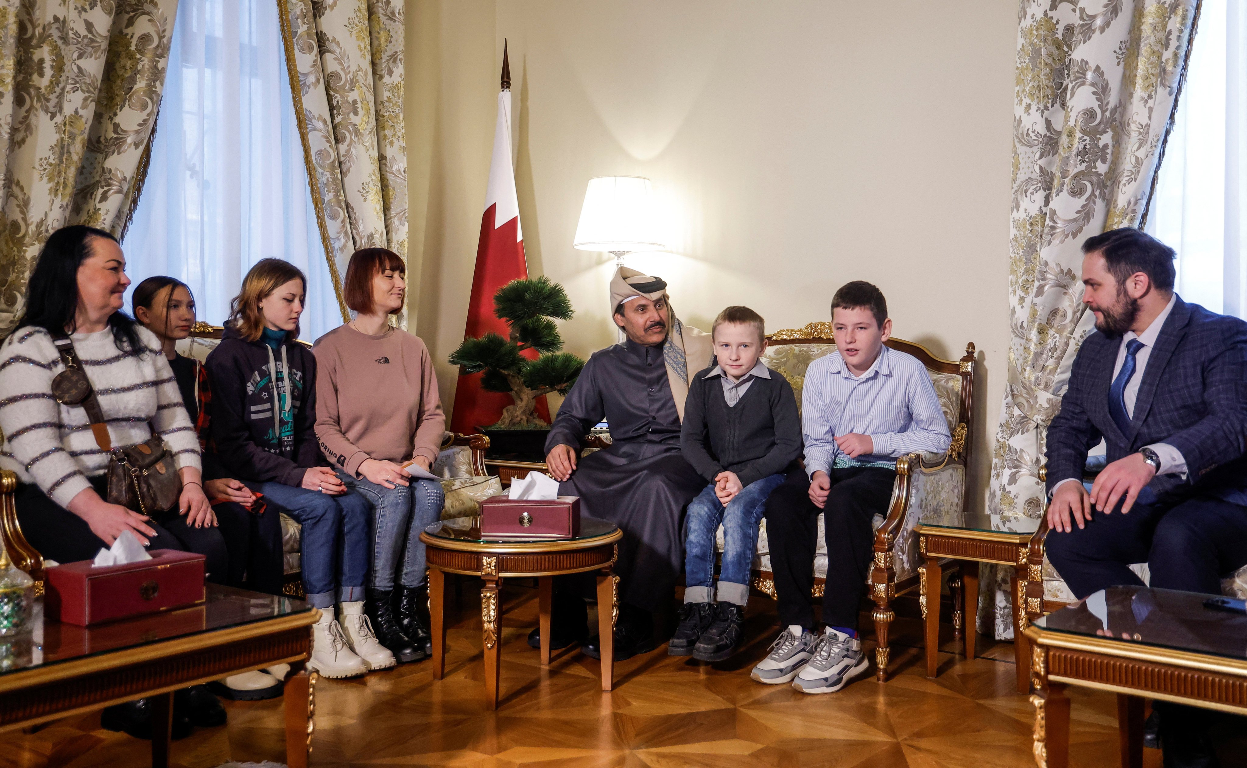 Sheikh Ahmed bin Nasser Al Thani, Ambassador of Qatar to Russia and Alexey Ghazaryan, Head of the Office of the Commissioner for Children’s Rights under the President of the Russian Federation, meet Ukrainian children and their families before their departure to Ukraine. Photo: Reuters