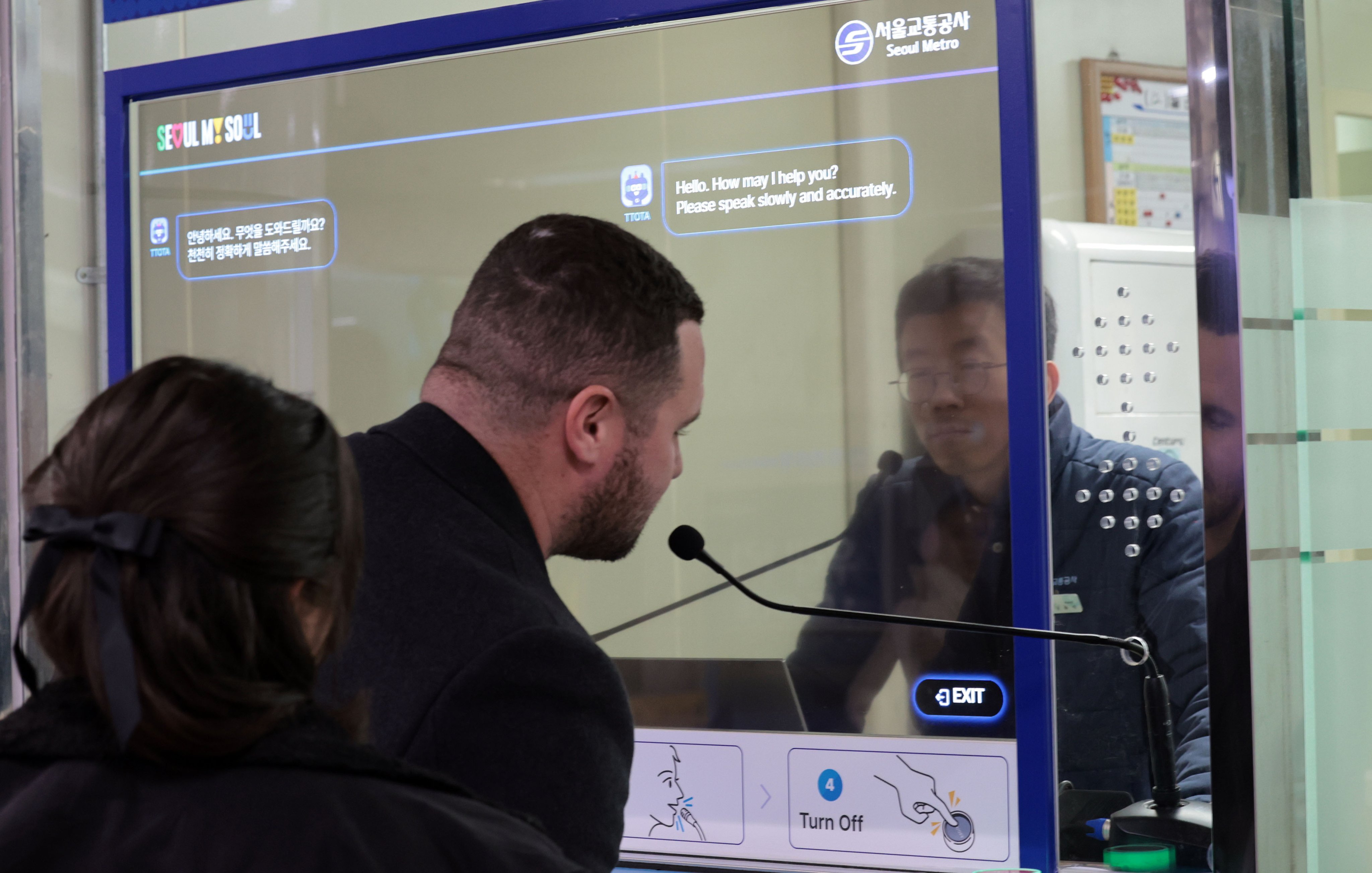 Seoul Metro is testing a real-time face-to-face AI translation service to improve communication between foreign tourists and station staff, supporting 13 languages. Photo: EPA-EFE