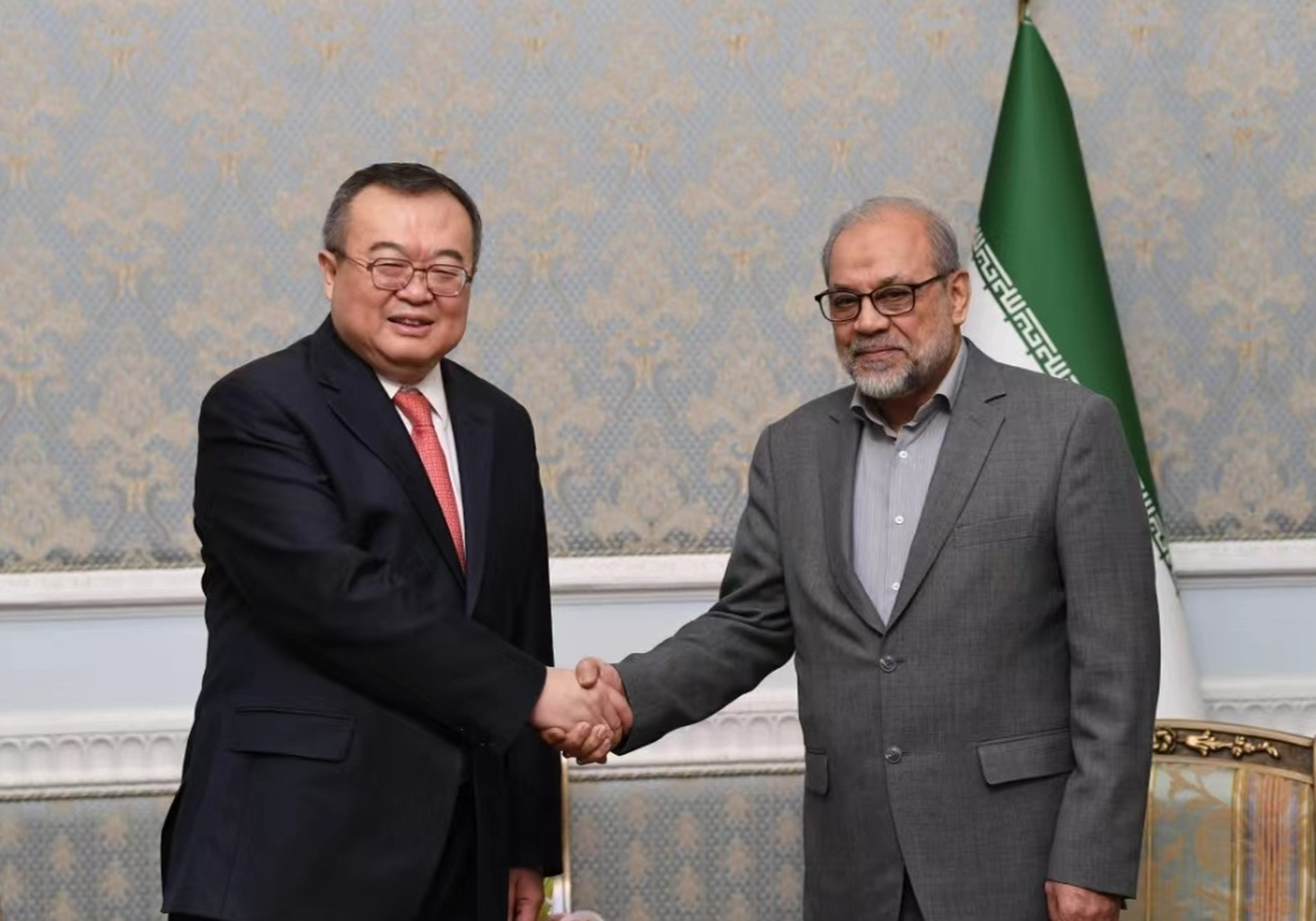 Senior Chinese diplomat Liu Jianchao (left) shakes hands with Mohammad Bagher Zolghadr, the secretary of the Expediency Discernment Council of Iran, in Tehran on Tuesday. Weibo / @深柳斋