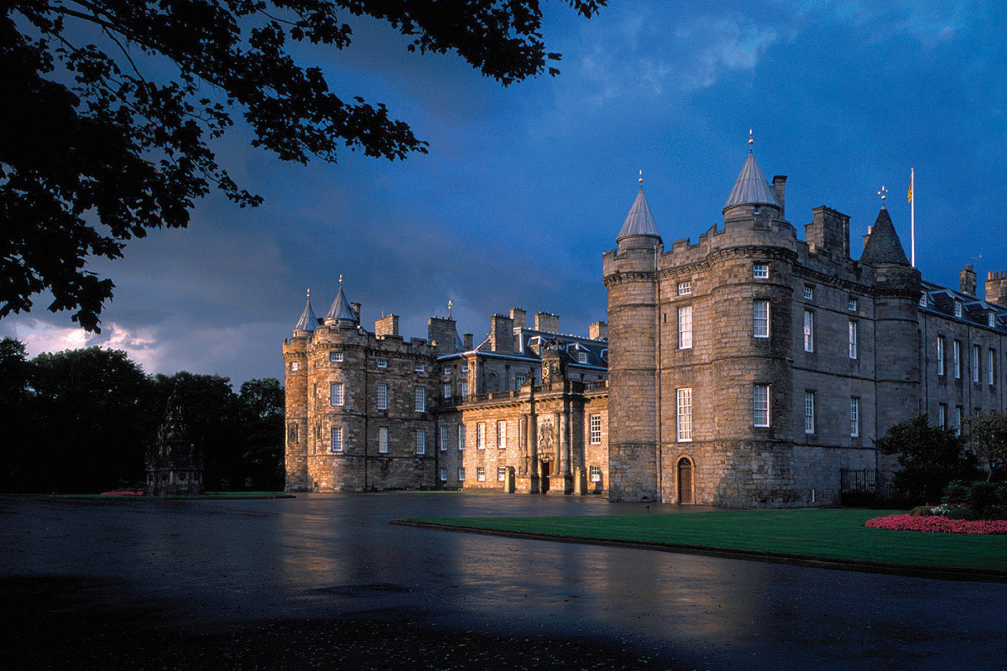 Apethorpe palace is one of england. Дворец Холирудхаус Шотландия. Холирудский дворец Эдинбург. Замок Холируд в Шотландии. Эдинбург Шотландия Холирудский замок.