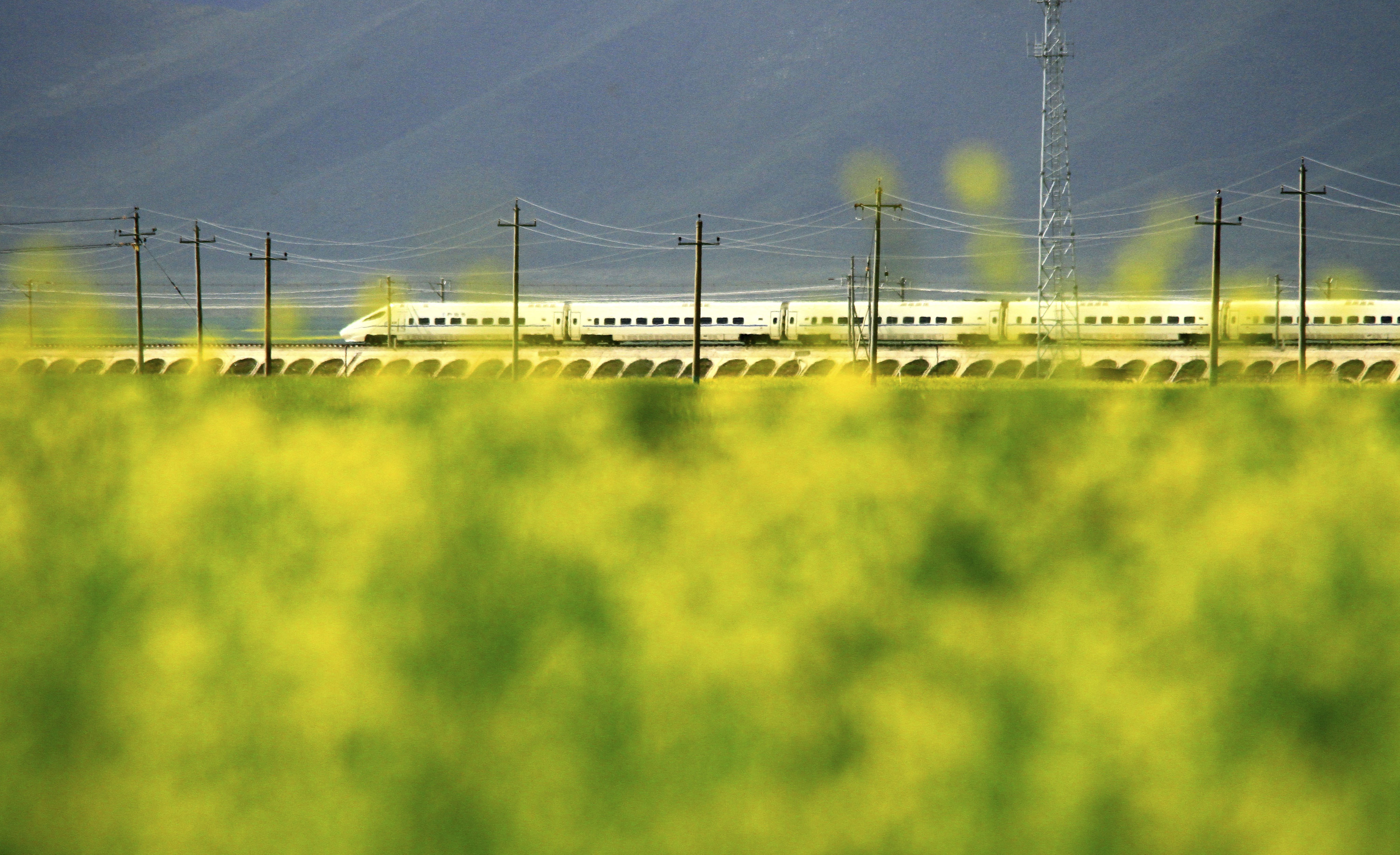 The Lanxin Express connects Lanzhou to Urumqi, covering 1,736km (1,078 miles) of mostly Gobi Desert terrain in the west of China. Photo: Xinhua