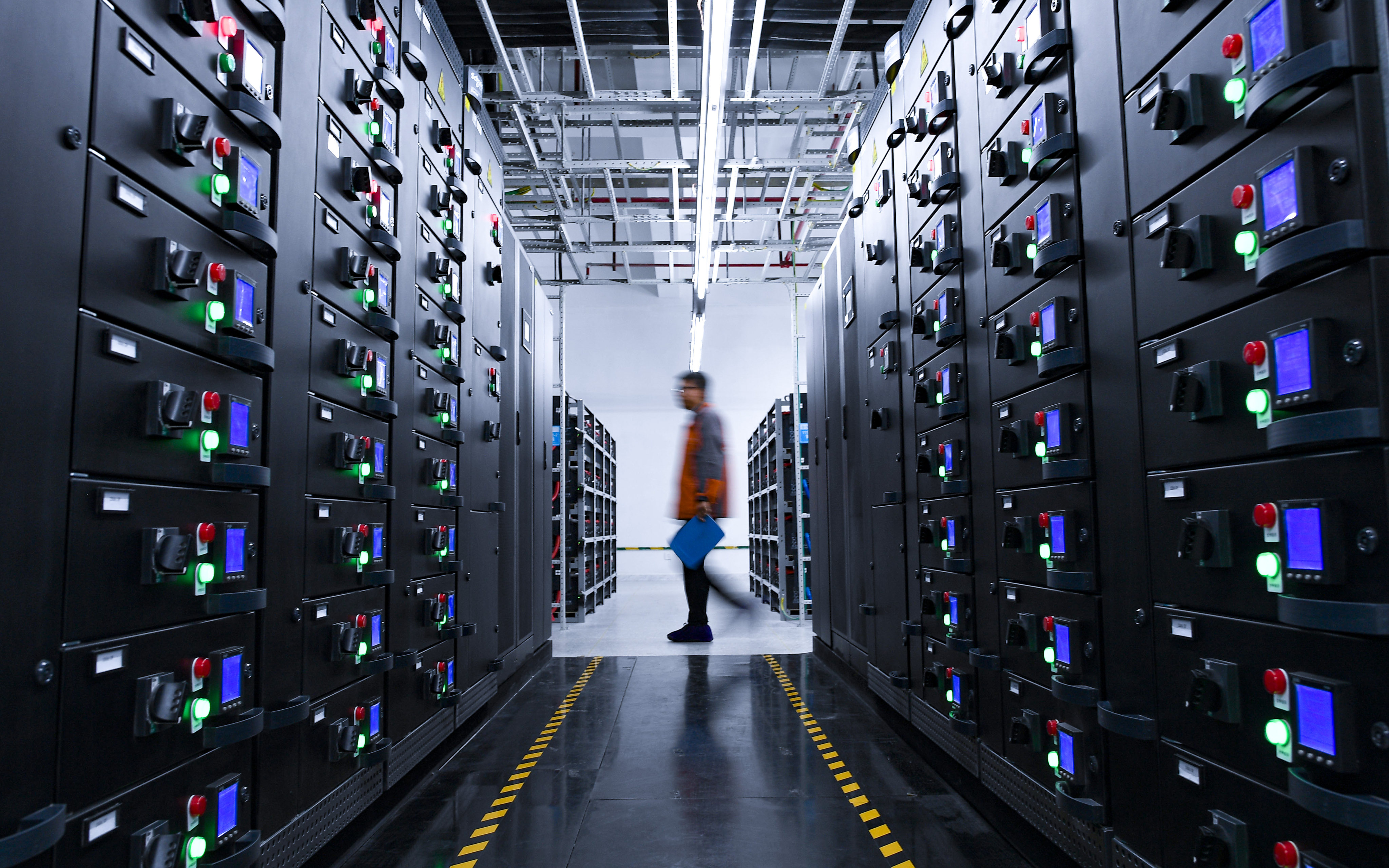 A worker maintains equipment at China Mobile’s data centre in a cloud computing base in Zhongwei City, northwestern Ningxia Hui autonomous region. Photo: Xinhua
