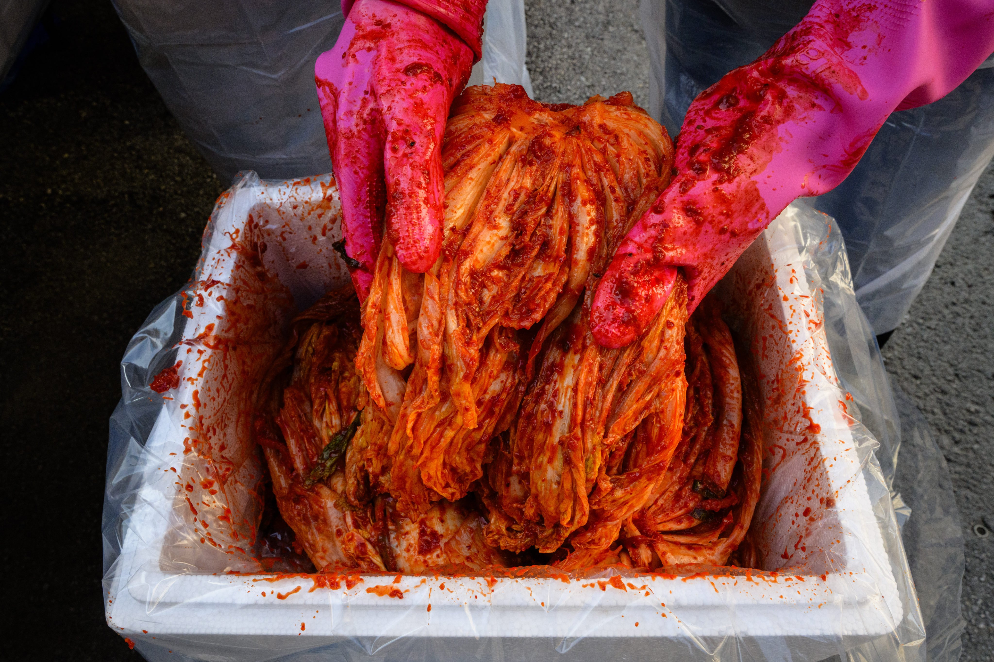 Kimchi is traditionally made from preserved vegetables - mainly cabbage - spices and fermented seafood, making the traditional Korean dish a no-no for vegetarians. Some producers have a solution that satisfies them, though. Photo: AFP