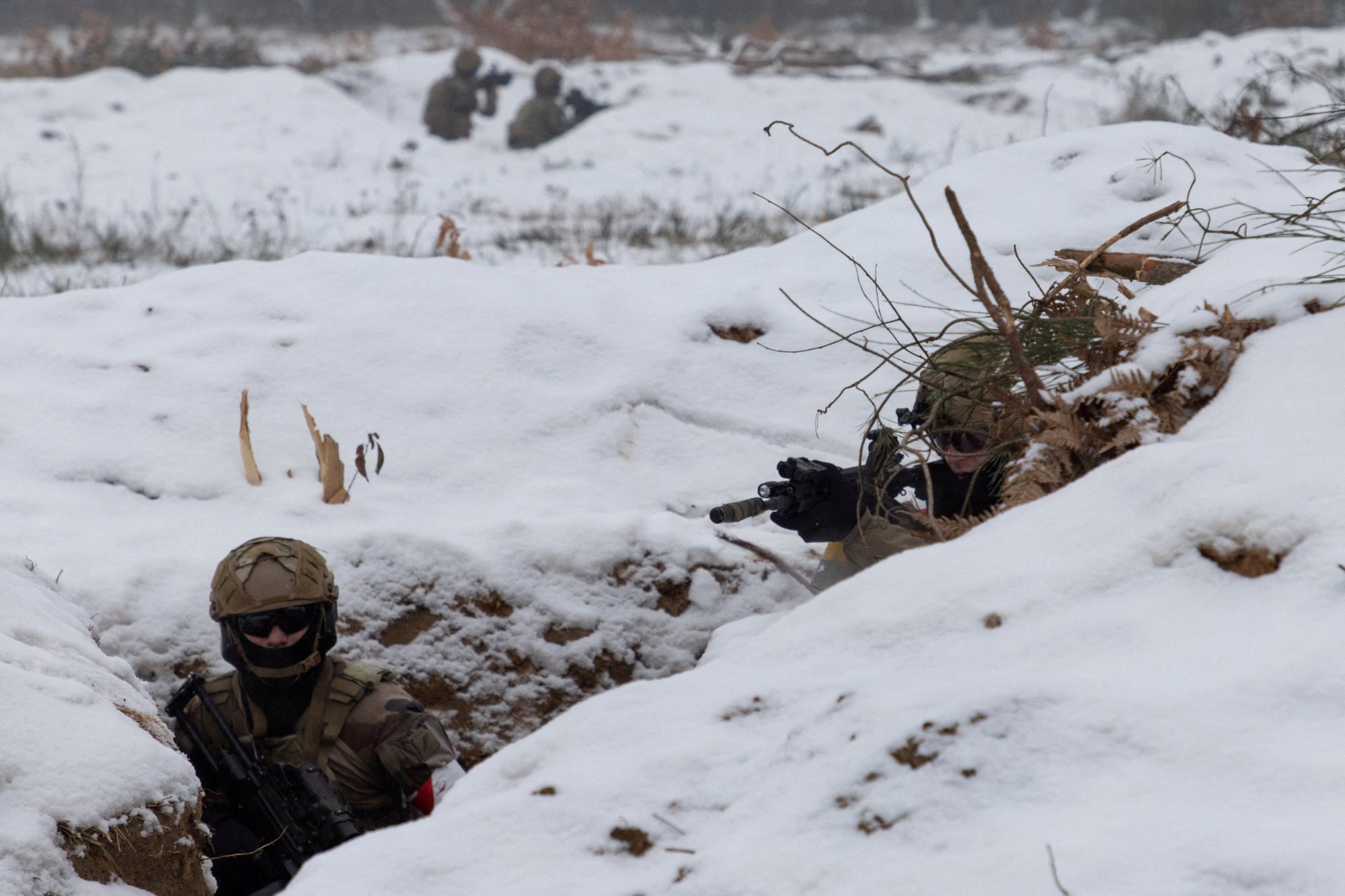 Ukrainian soldiers train in a trench in Wedrzyn, Poland, on December 7. Photo: Reuters