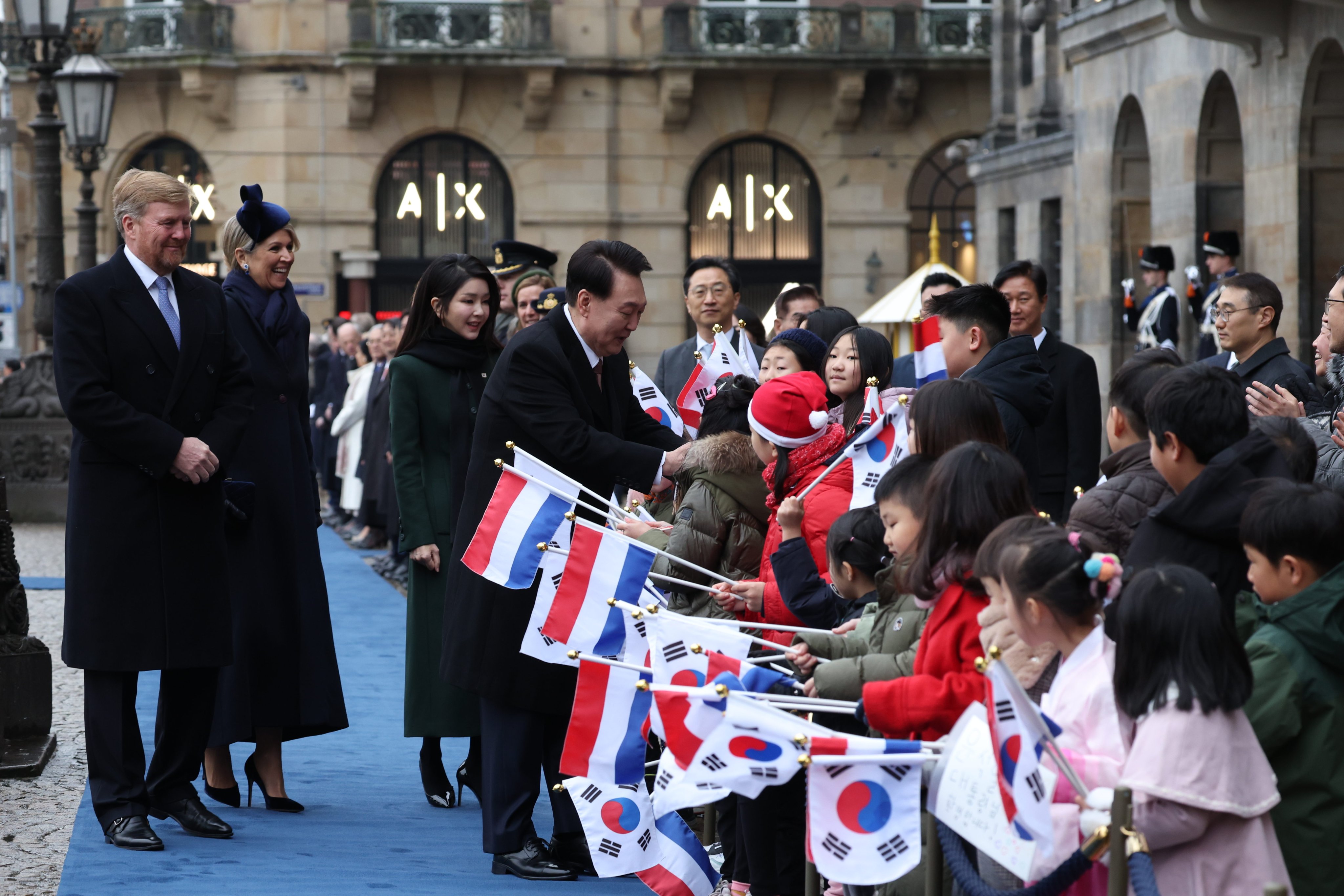 South Korean President Yoon Suk-yeol and his wife Kim Keon-hee met a group of South Korean children during a welcome ceremony on Dam Square in Amsterdam on Tuesday. Photo: EPA-EFE