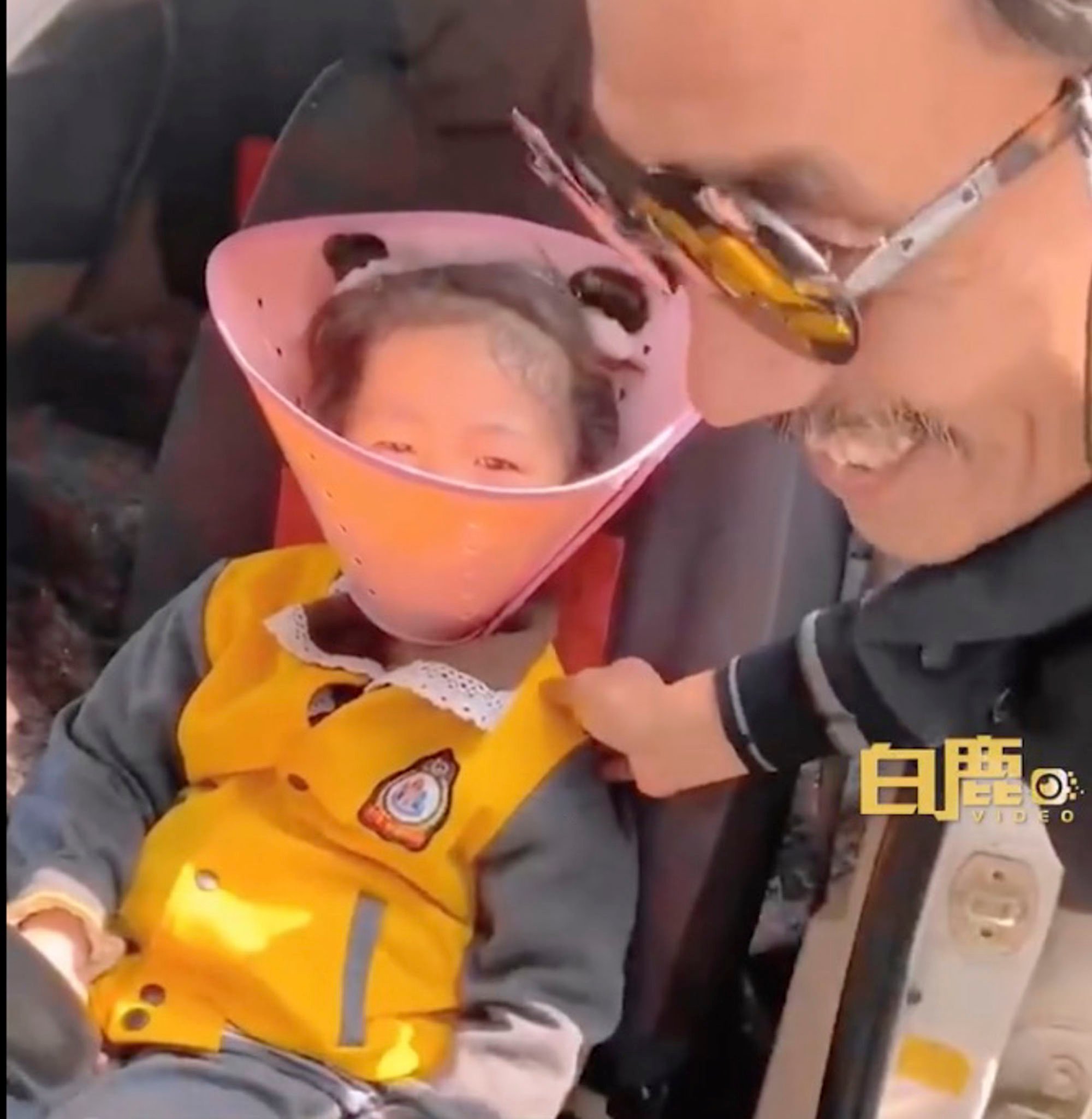 A grandfather’s creative solution to limit his granddaughter’s excessive phone use sparked discussion and entertained many online. Photo: Weibo
