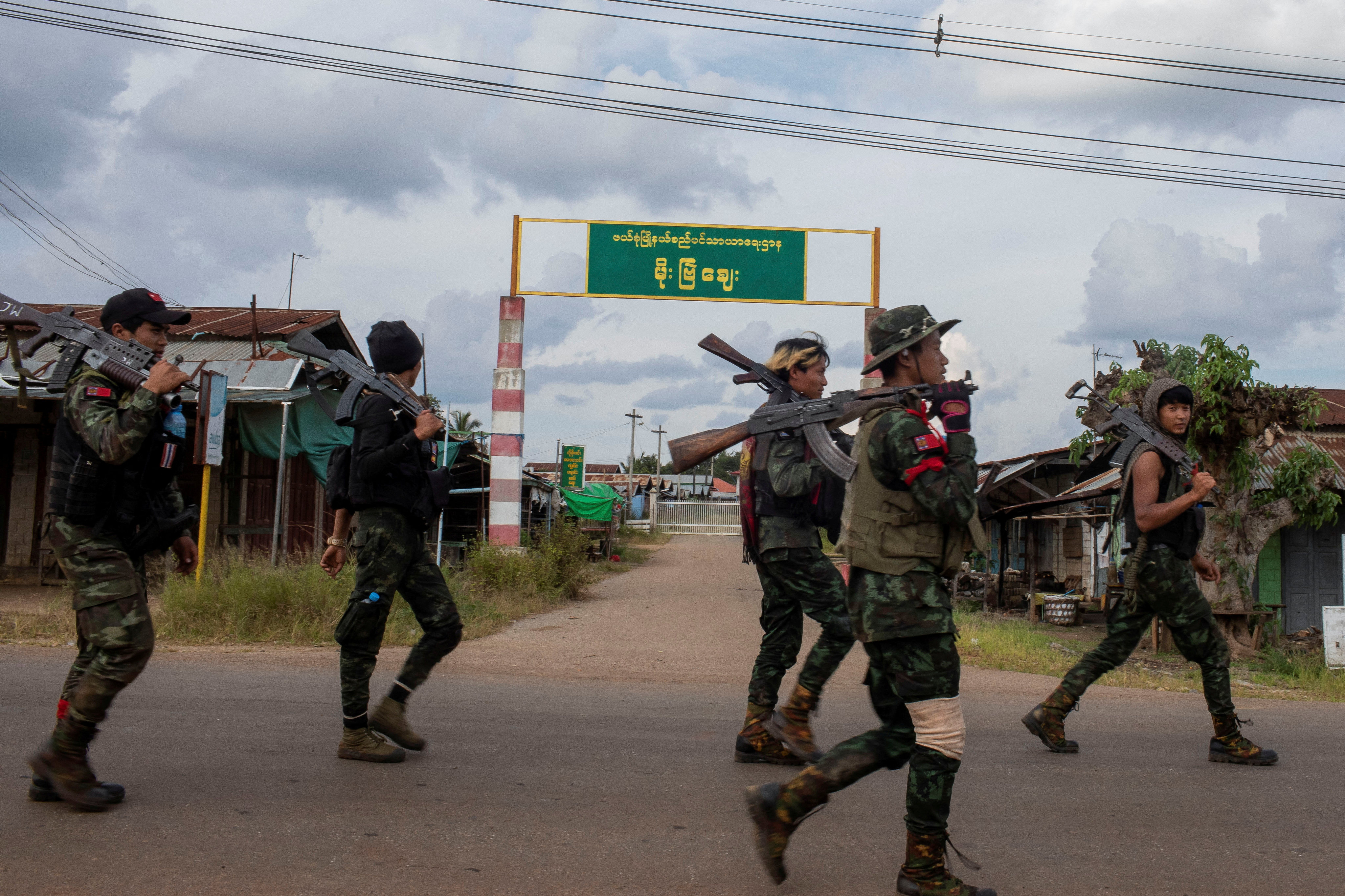 Volunteer members of Karenni insurgent forces walk in Moe Bye in Kayah State. Photo: Reuters
