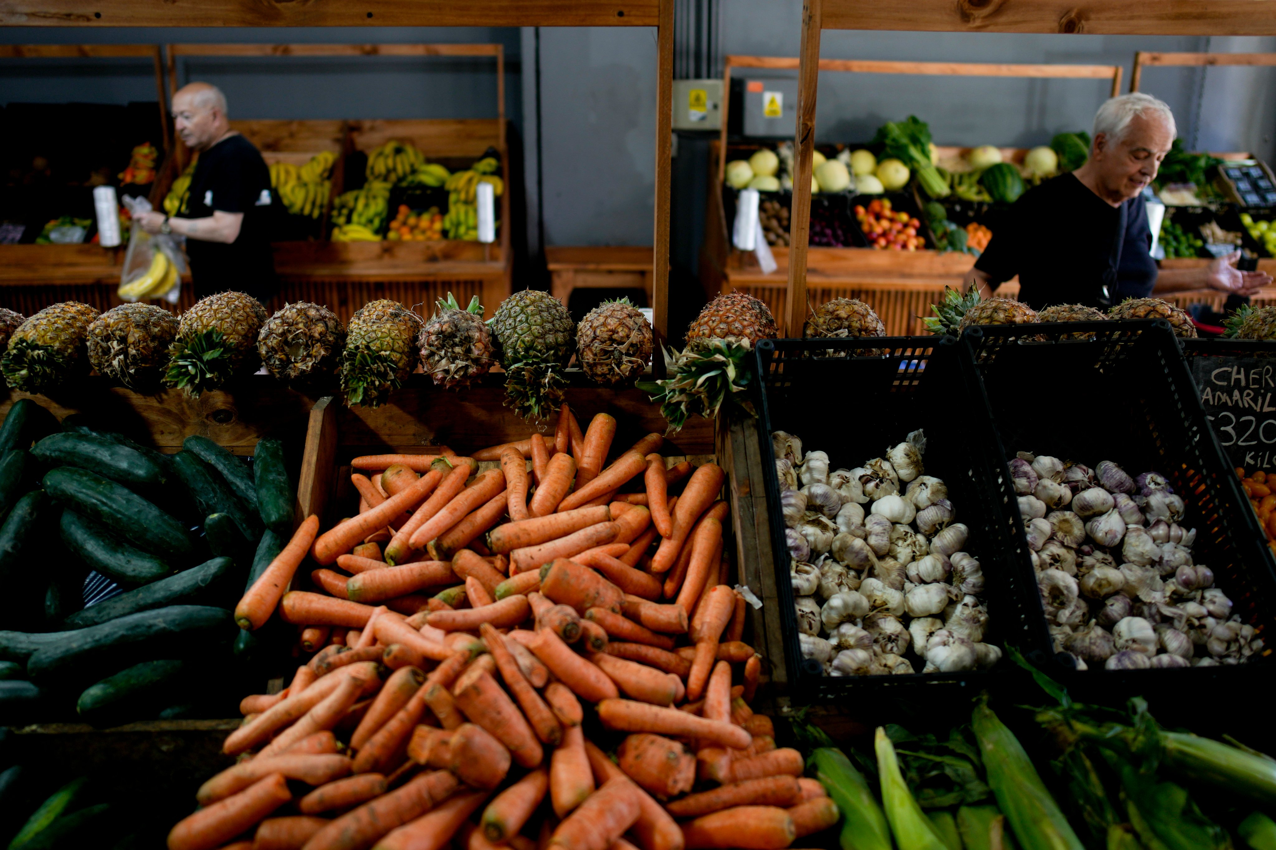 Shoppers buy vegetables in Buenos Aires, Argentina, on December 11. The persistence of debt distress and high interest rates have left consumers and many developing countries in potential financial peril at the cusp of a global downturn. Photo: AP 