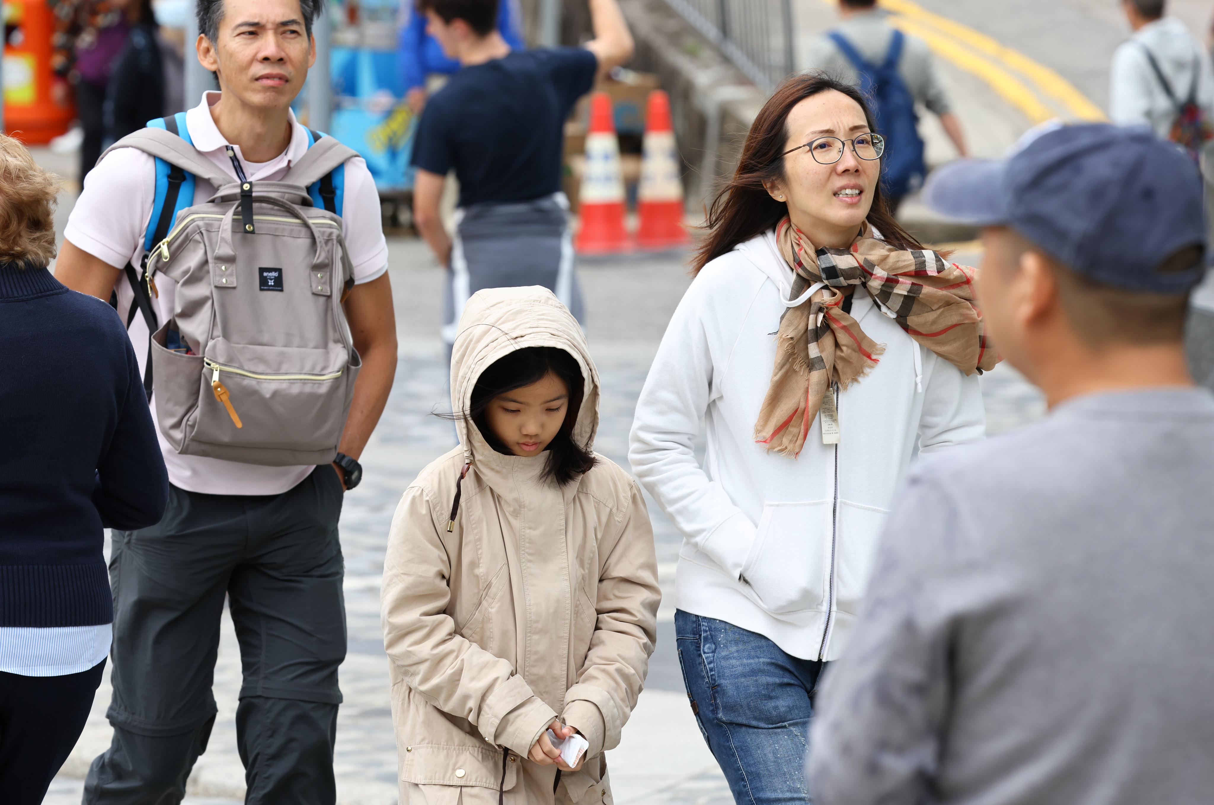 People rug up at The Peak. The Observatory has said winter temperatures in Hong Kong show a significant long-term rising trend because of climate warming. Photo: Dickson Lee