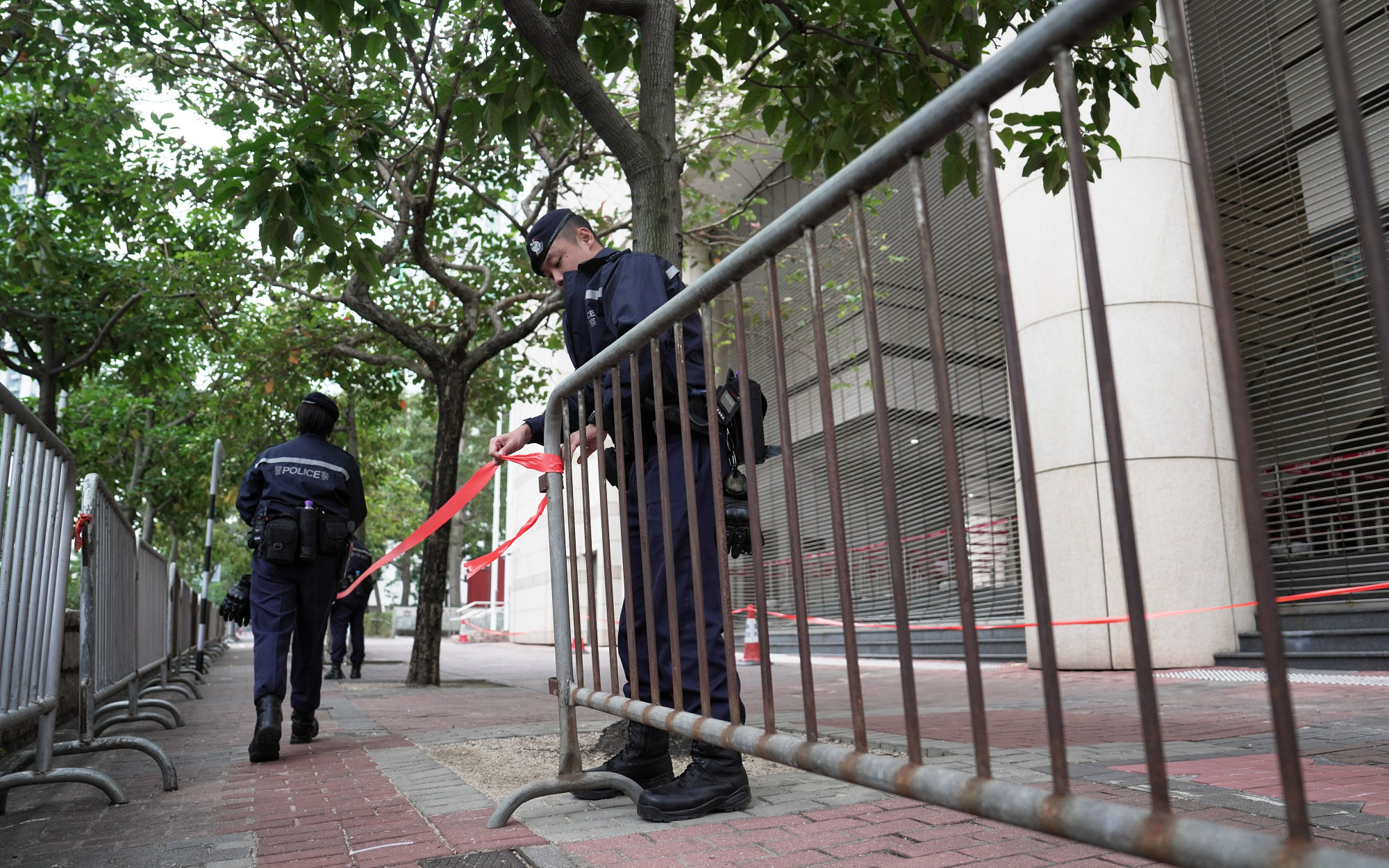 Officers set up barriers outside the court. Roadblocks will also be set up to ensure smooth traffic flow during Lai’s transport to the hearing, a source says. Photo: Elson Li