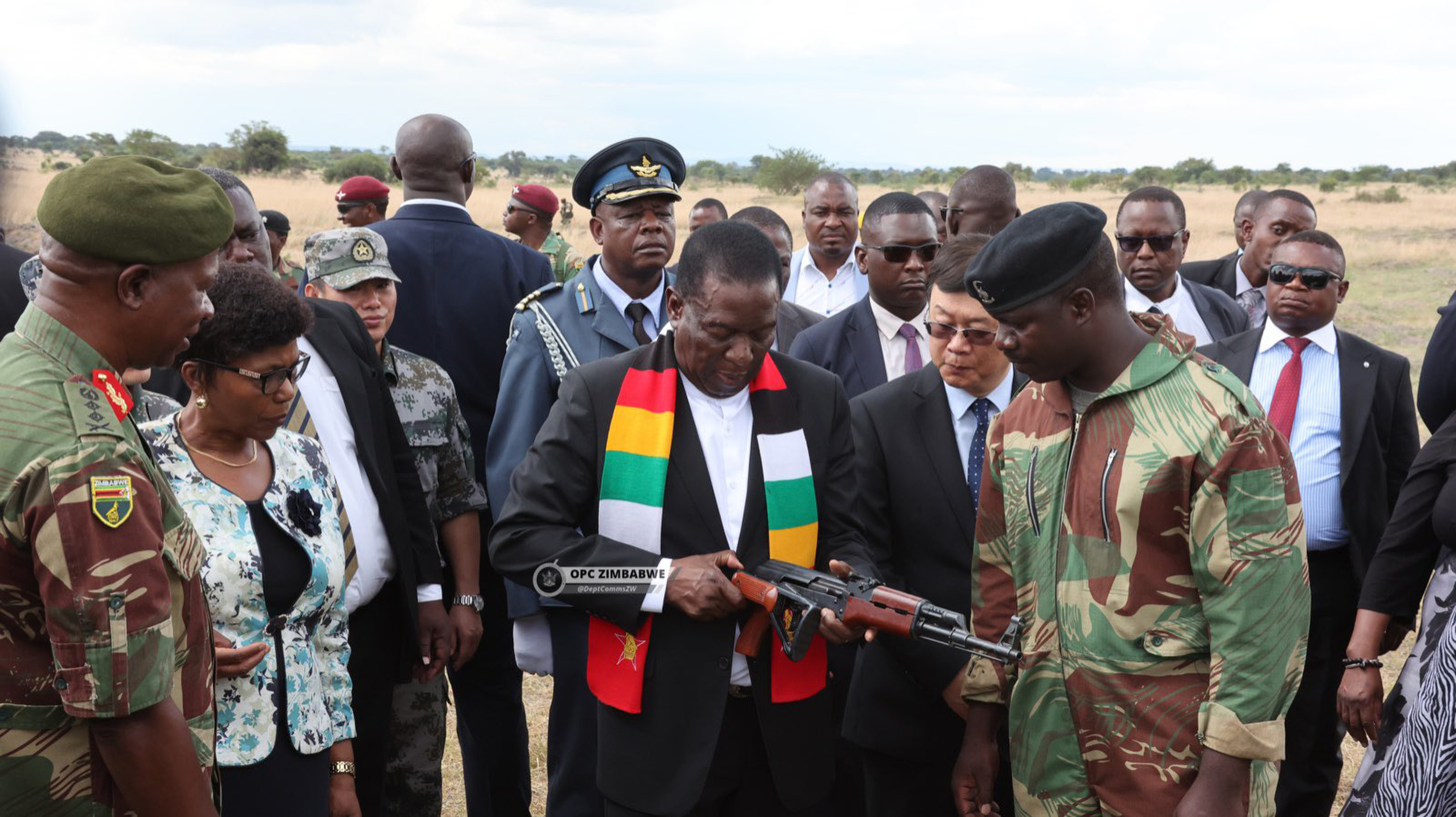 Zimbabwean President Emmerson Mnangagwa (centre) inspects a gun donated by China on Wednesday near Harare. Photo: Zimbabwe’s Office of the President and Cabinet 