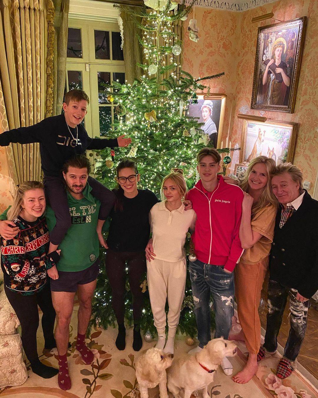 Rod Stewart has fathered eight children by five different women – making for a large family (and that’s not including the dogs!) Photo: @penny.lancaster/Instagram