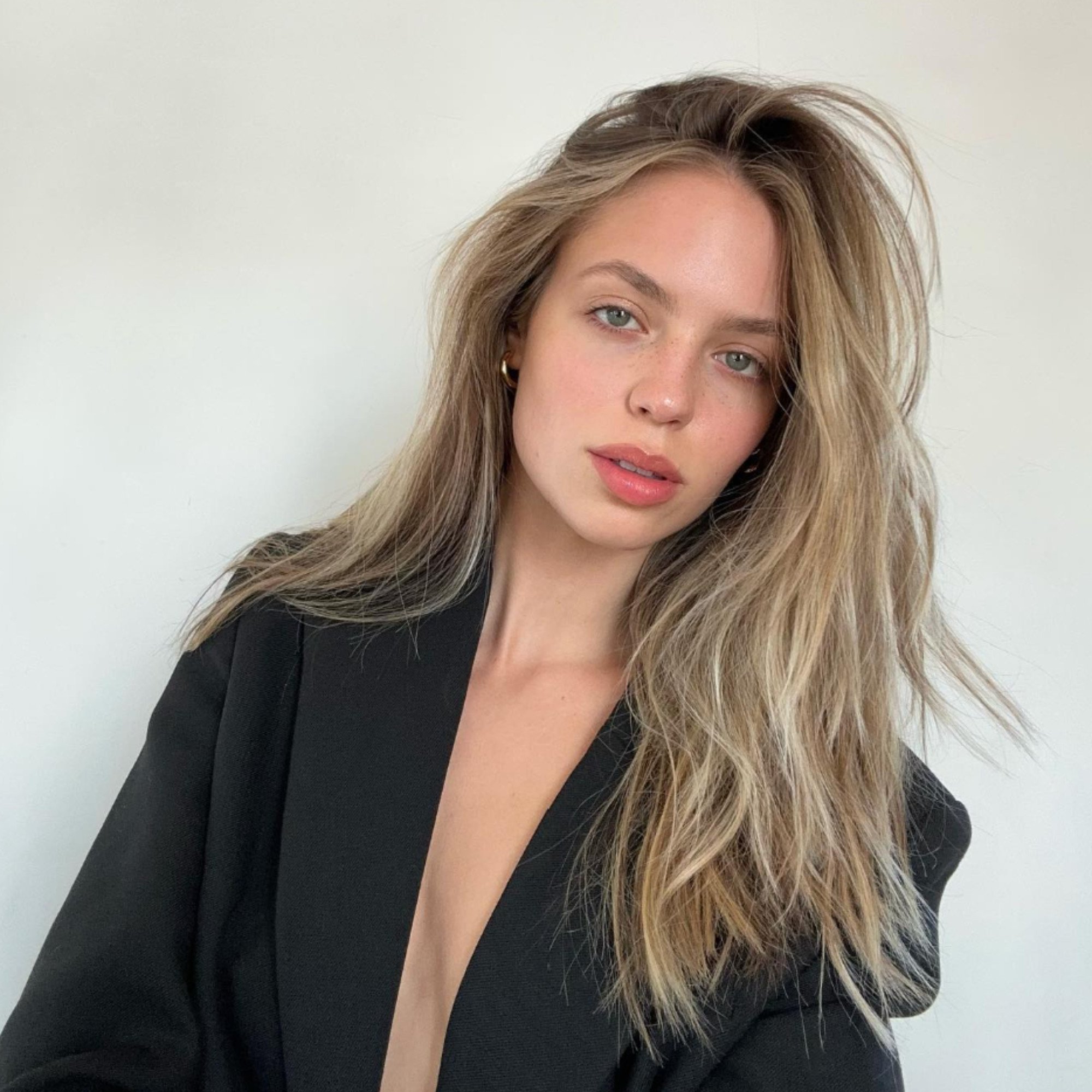Billie Eilish's to-be sis-in-law? Meet Claudia Sulewski, Finneas' beauty  r girlfriend: Billie's brother met the influencer on a dating app in  2018 – and she just launched her brand Cyklar
