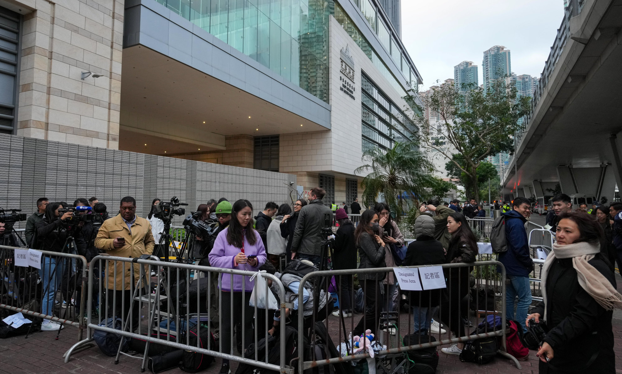 Members of the press and public brave the chilly weather for a ticket to the trial. Photo: Sam Tsang