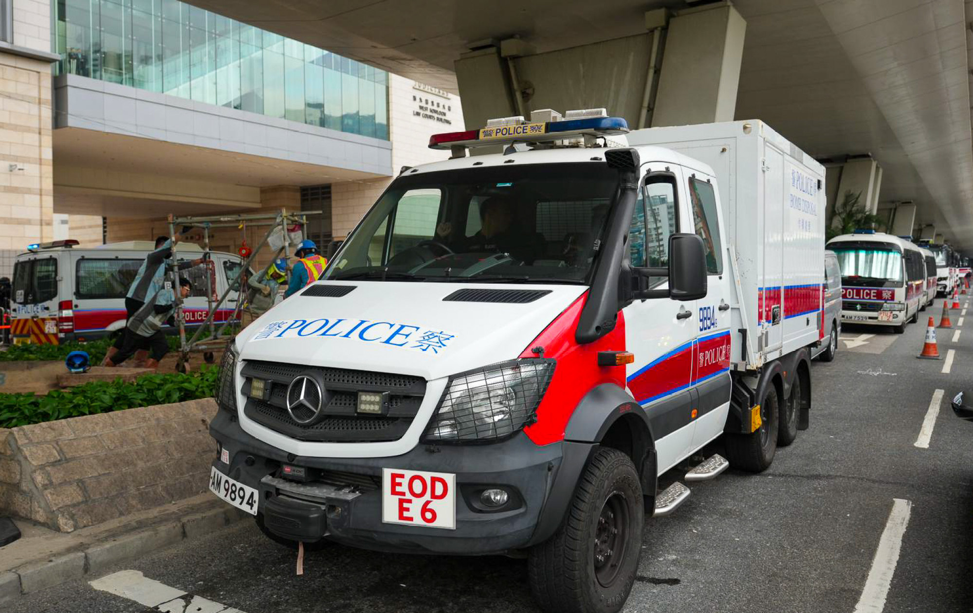A police bomb disposal vehicle parked on a lane opposite the courthouse entrance. Photo: Sam Tsang