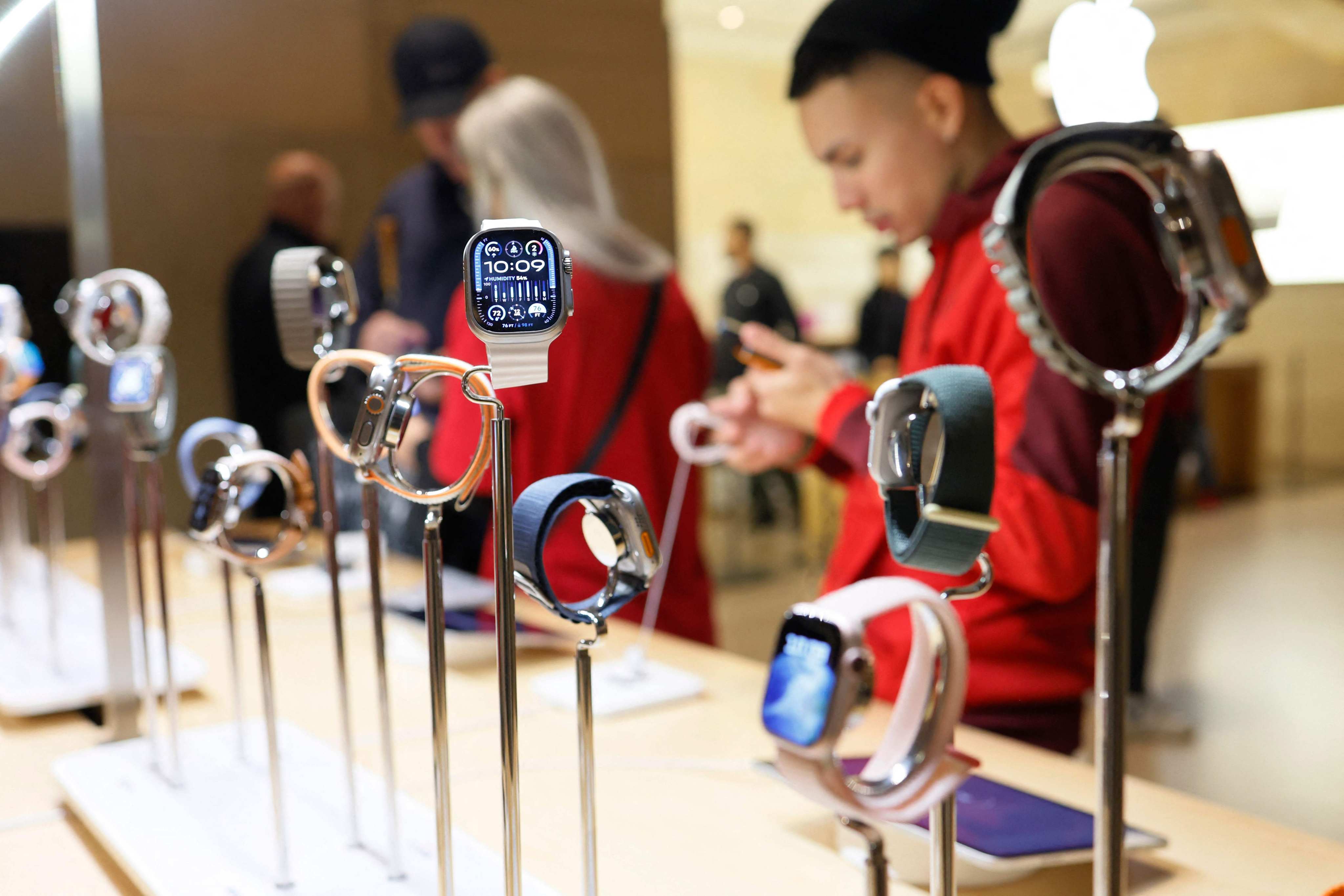 Shoppers check out the Apple Watches on display at an Apple Store in New York. Photo: Getty Images via AFP