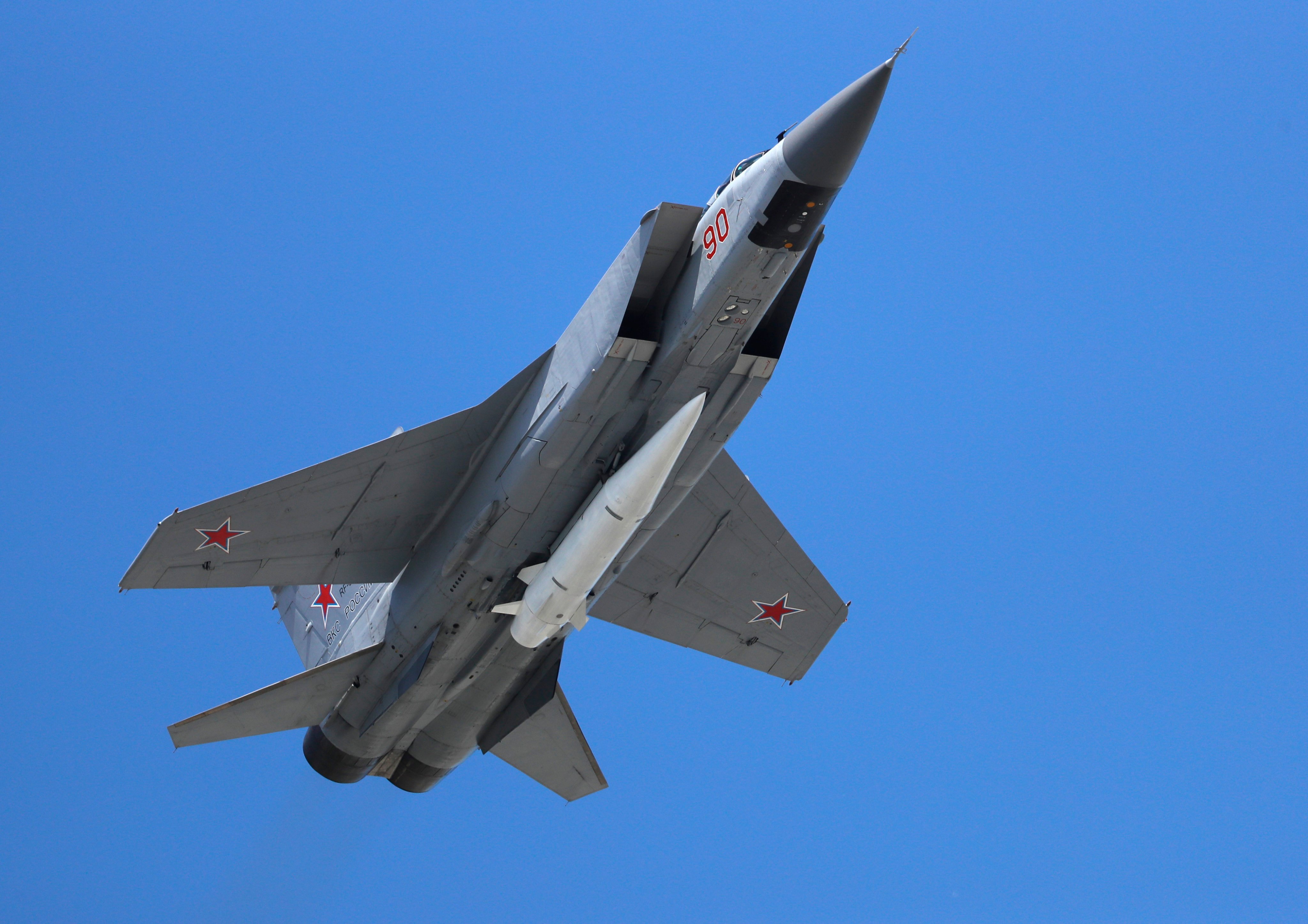 A Russian Air Force MiG-31K jet carries a high-precision hypersonic aero-ballistic missile Kh-47M2 Kinzhal during the Victory Day military parade in May 2018. Photo: AP