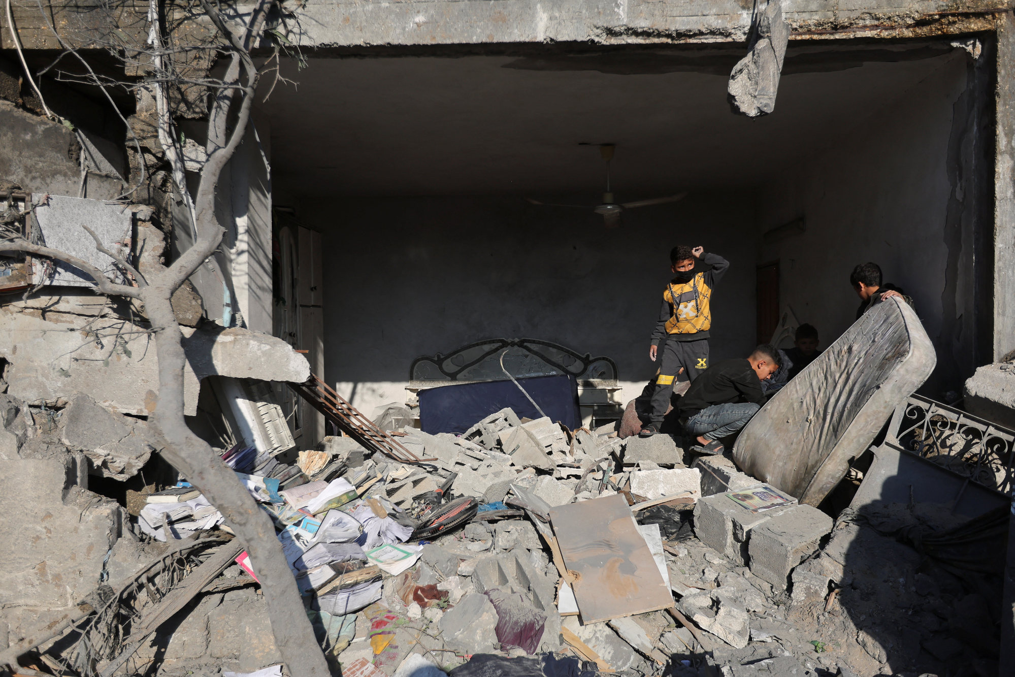 Israel Strikes South Gaza, Raids Hospital In North, As UN Delays New ...