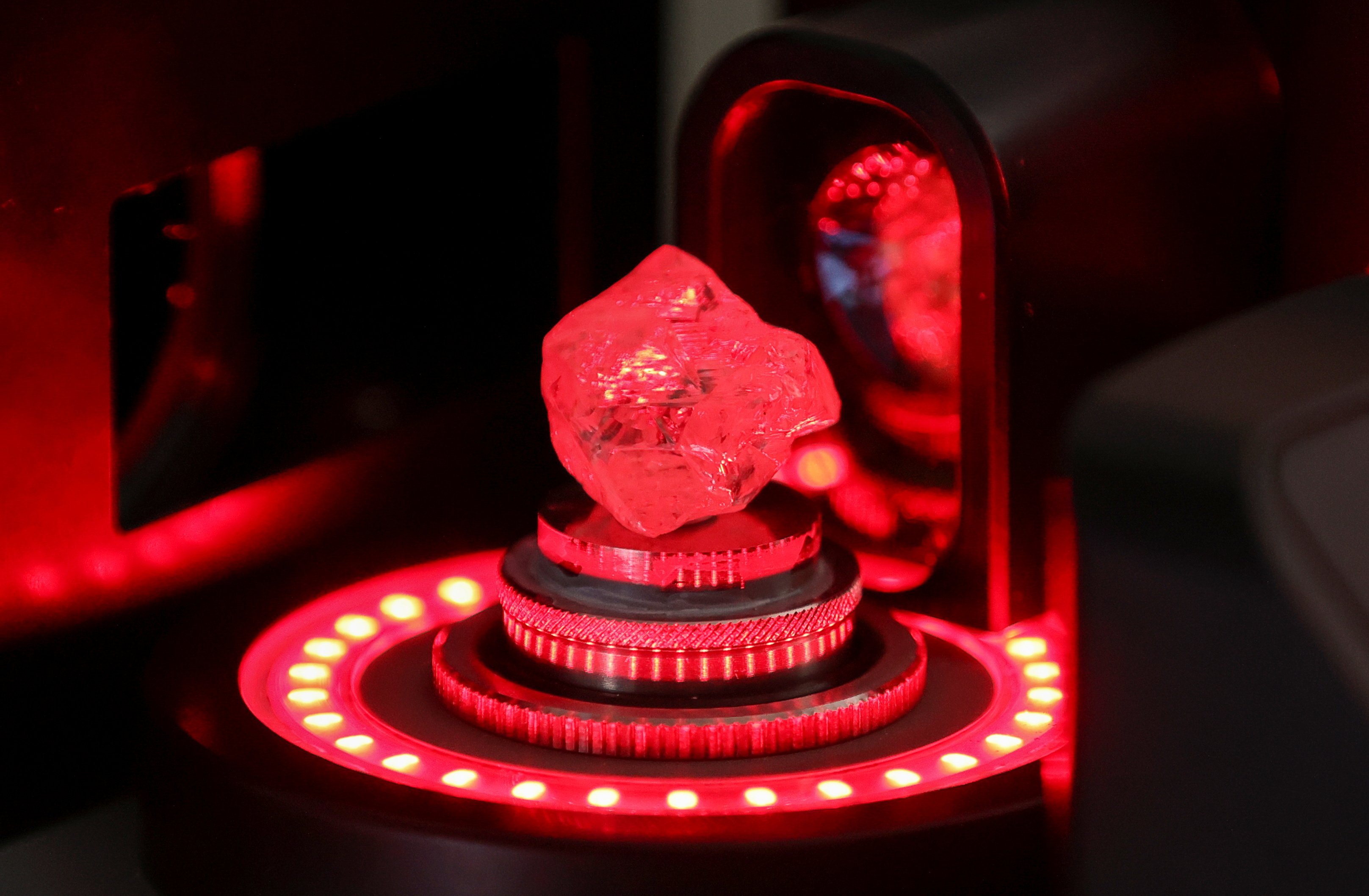 A machine scans a rough diamond Alrosa diamond factory in Moscow, Russia. Photo: Reuters