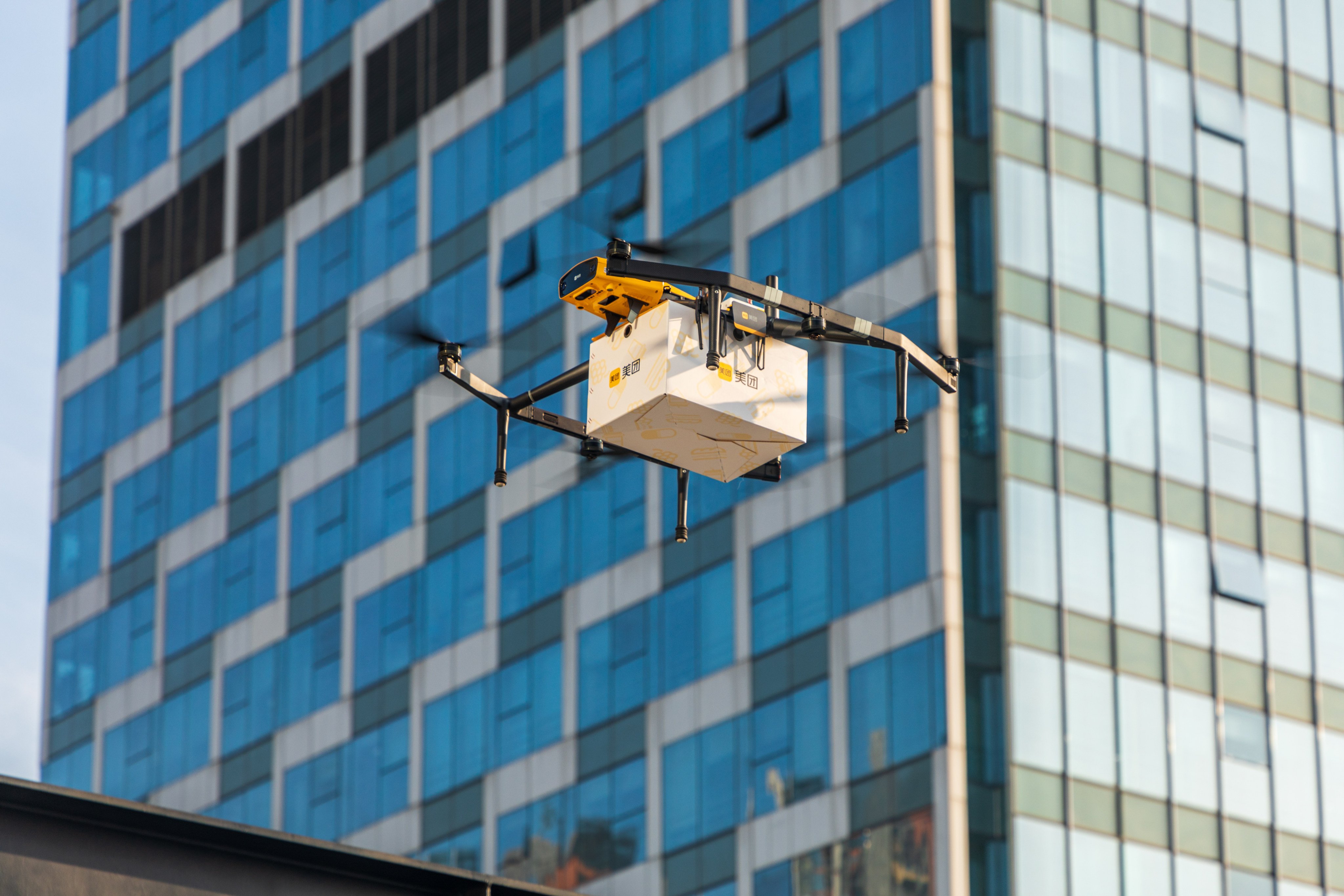 Meituan drone delivers takeout food to customers in Shenzhen, Guangdong province. Photo: Getty Images